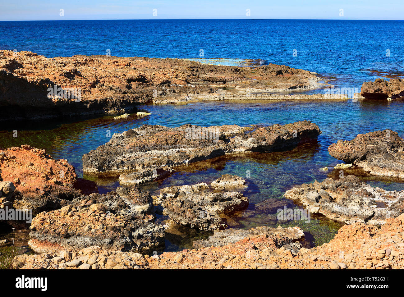 Piscine di roccia a Los Arenetes in San Antonio riserva marina, Les Rotes, Denia, Spagna Foto Stock