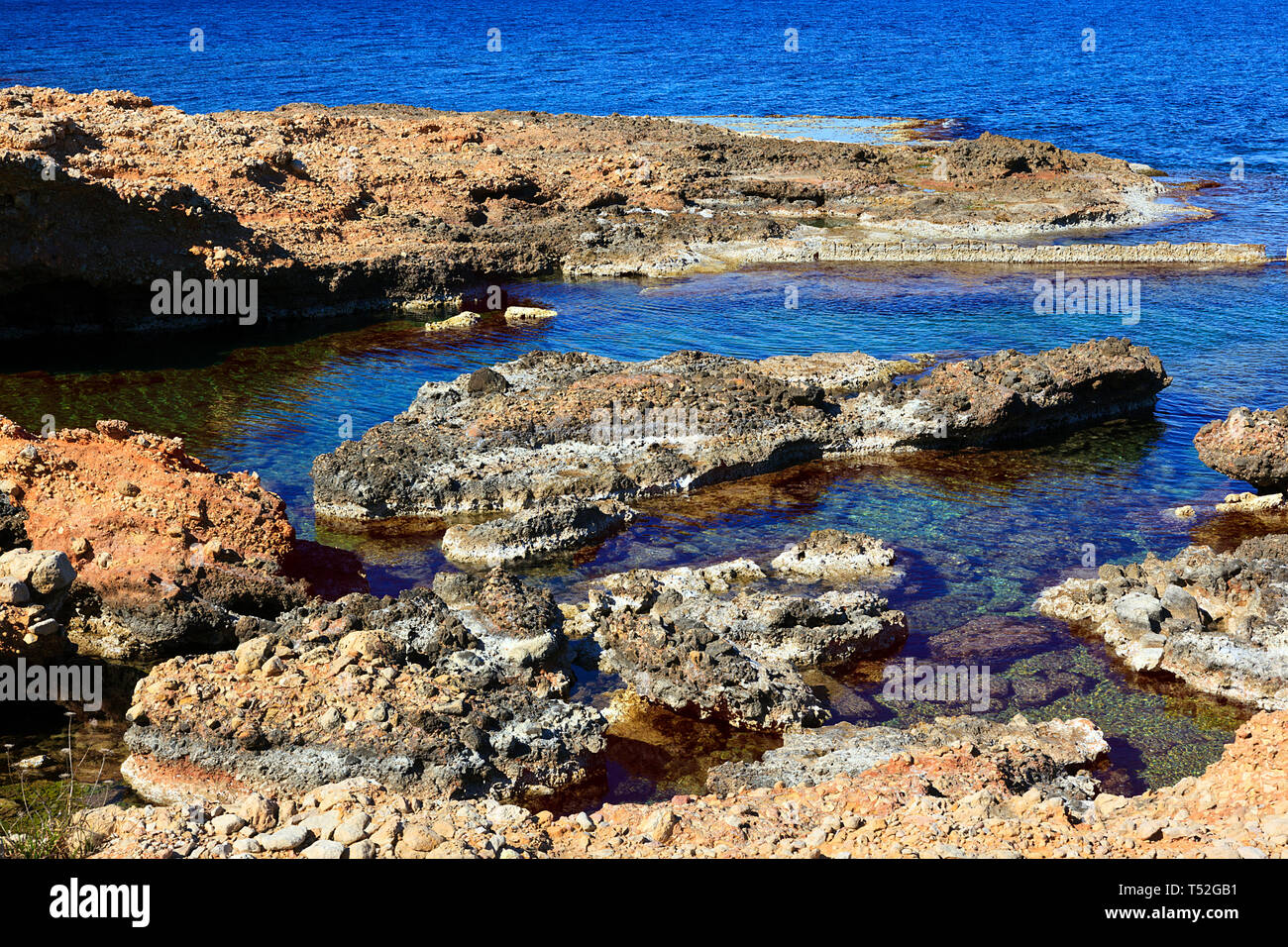 Piscine di roccia a Los Arenetes in San Antonio riserva marina, Les Rotes, Denia, Spagna Foto Stock