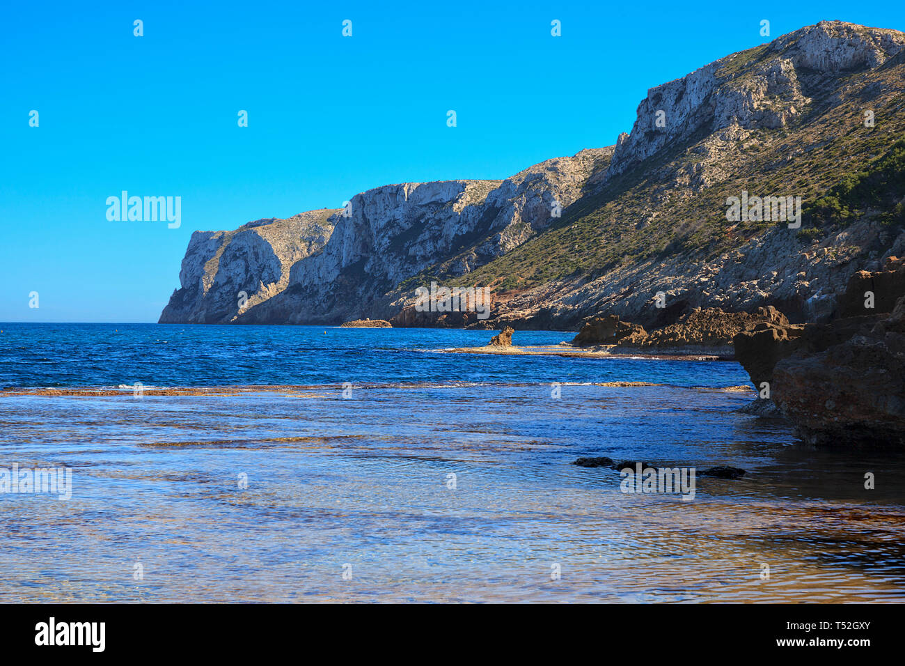 La caletta rocciosa a Los Arenetes in San Antonio riserva marina, Les Rotes, Denia, Spagna Foto Stock