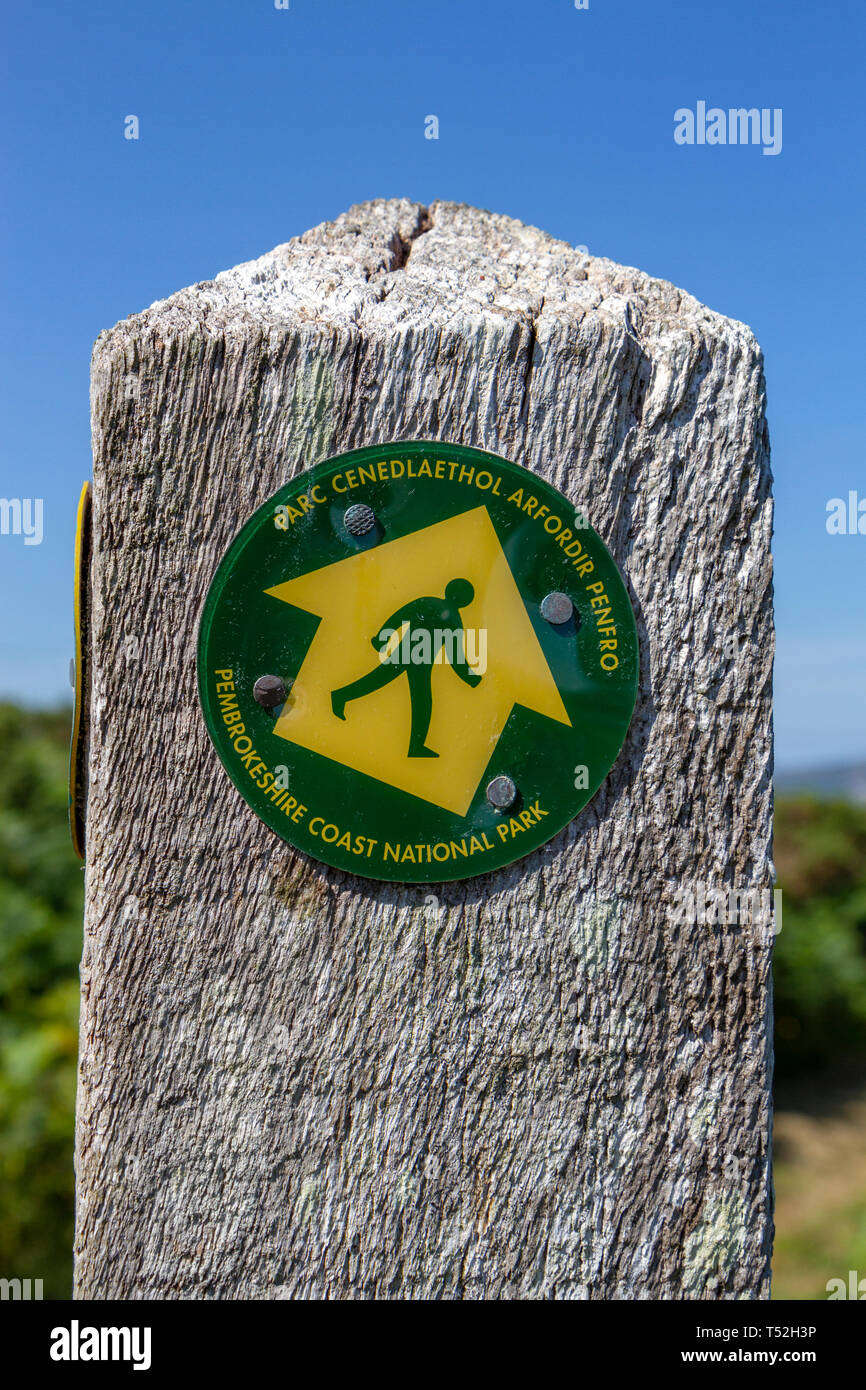 Indicatore di direzione su un post che mostra Il Pembrokeshire Coast National Park, il Galles. Foto Stock