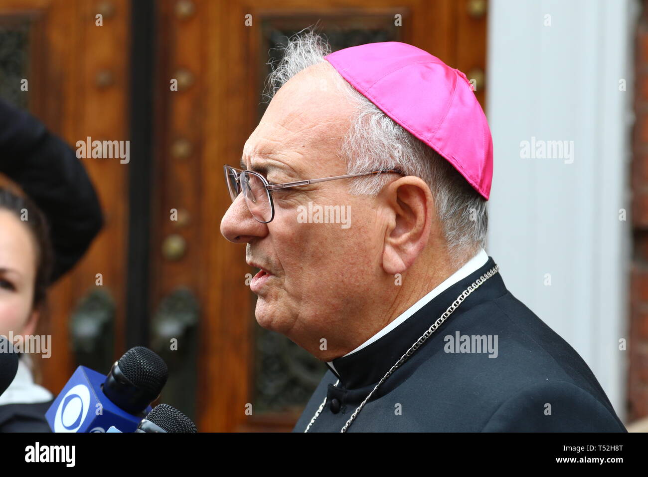 La XXIV edizione della Via Crucis processione dalla Cattedrale di San Giacomo nel centro di Brooklyn a Ground Zero di Lower Manhattan. Portando la processione è stato il Vescovo della Diocesi di Brooklyn & Queens Nicholas DiMarzio. Per tradizione la processione si arresta in corrispondenza del ponte di Brooklyn Bridge della torre di Manhattan, City Hall & Ground Zero per le preghiere e gli inni e meditazione prima di terminare presso la chiesa di San Giacomo su Barclay & Chiesa strade di Manhattan. (Foto di Andy Katz/Pacific Stampa) Foto Stock