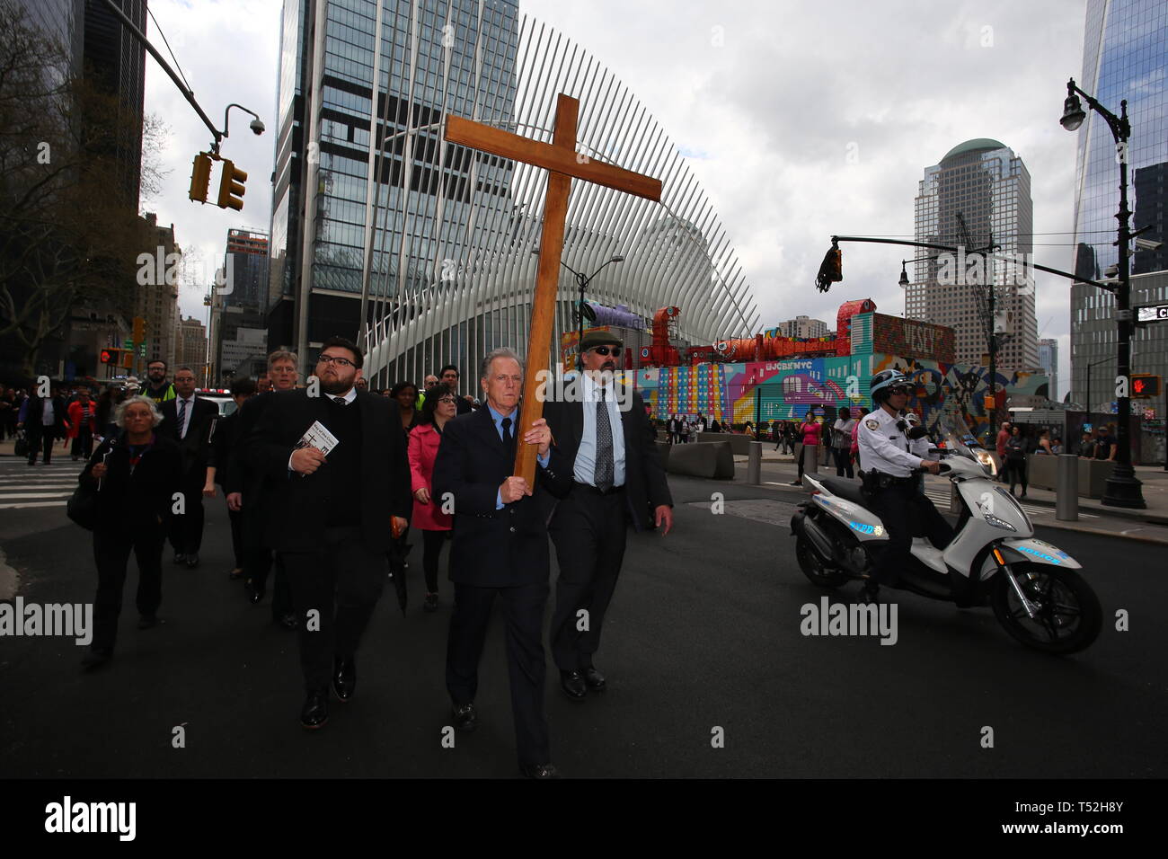 La XXIV edizione della Via Crucis processione dalla Cattedrale di San Giacomo nel centro di Brooklyn a Ground Zero di Lower Manhattan. Portando la processione è stato il Vescovo della Diocesi di Brooklyn & Queens Nicholas DiMarzio. Per tradizione la processione si arresta in corrispondenza del ponte di Brooklyn Bridge della torre di Manhattan, City Hall & Ground Zero per le preghiere e gli inni e meditazione prima di terminare presso la chiesa di San Giacomo su Barclay & Chiesa strade di Manhattan. (Foto di Andy Katz/Pacific Stampa) Foto Stock