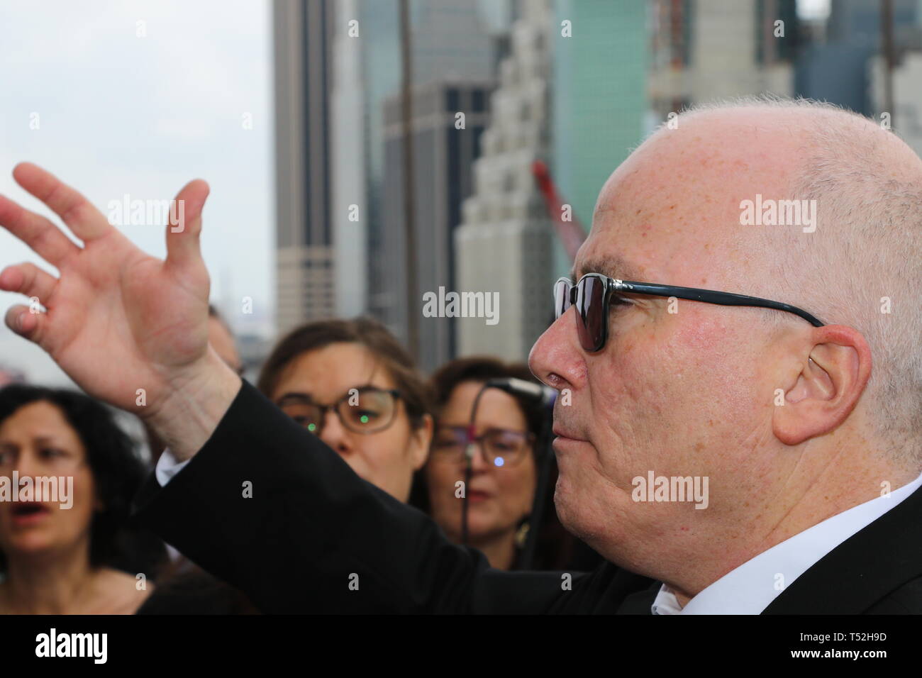 La XXIV edizione della Via Crucis processione dalla Cattedrale di San Giacomo nel centro di Brooklyn a Ground Zero di Lower Manhattan. Portando la processione è stato il Vescovo della Diocesi di Brooklyn & Queens Nicholas DiMarzio. Per tradizione la processione si arresta in corrispondenza del ponte di Brooklyn Bridge della torre di Manhattan, City Hall & Ground Zero per le preghiere e gli inni e meditazione prima di terminare presso la chiesa di San Giacomo su Barclay & Chiesa strade di Manhattan. (Foto di Andy Katz/Pacific Stampa) Foto Stock
