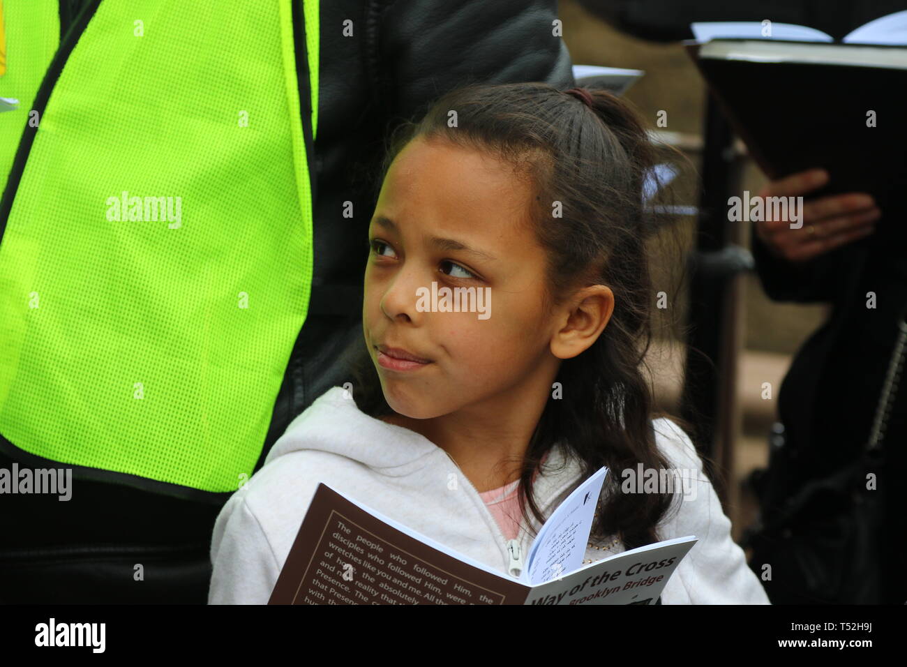 La XXIV edizione della Via Crucis processione dalla Cattedrale di San Giacomo nel centro di Brooklyn a Ground Zero di Lower Manhattan. Portando la processione è stato il Vescovo della Diocesi di Brooklyn & Queens Nicholas DiMarzio. Per tradizione la processione si arresta in corrispondenza del ponte di Brooklyn Bridge della torre di Manhattan, City Hall & Ground Zero per le preghiere e gli inni e meditazione prima di terminare presso la chiesa di San Giacomo su Barclay & Chiesa strade di Manhattan. (Foto di Andy Katz/Pacific Stampa) Foto Stock