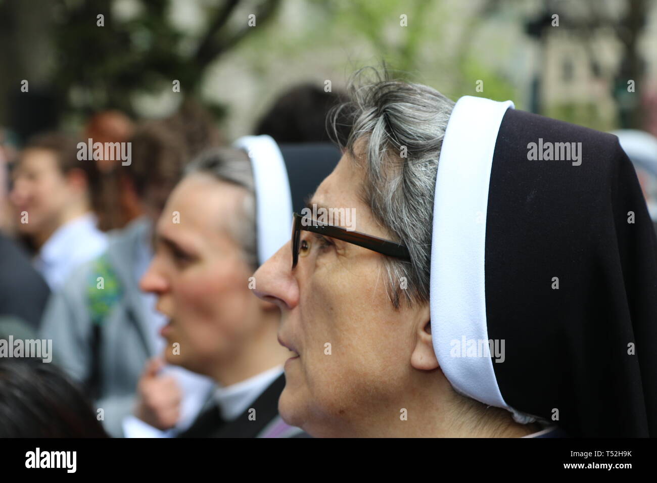 La XXIV edizione della Via Crucis processione dalla Cattedrale di San Giacomo nel centro di Brooklyn a Ground Zero di Lower Manhattan. Portando la processione è stato il Vescovo della Diocesi di Brooklyn & Queens Nicholas DiMarzio. Per tradizione la processione si arresta in corrispondenza del ponte di Brooklyn Bridge della torre di Manhattan, City Hall & Ground Zero per le preghiere e gli inni e meditazione prima di terminare presso la chiesa di San Giacomo su Barclay & Chiesa strade di Manhattan. (Foto di Andy Katz/Pacific Stampa) Foto Stock