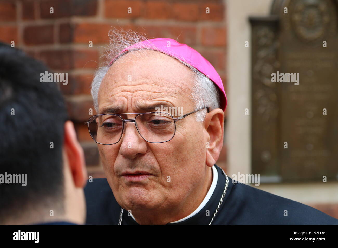 La XXIV edizione della Via Crucis processione dalla Cattedrale di San Giacomo nel centro di Brooklyn a Ground Zero di Lower Manhattan. Portando la processione è stato il Vescovo della Diocesi di Brooklyn & Queens Nicholas DiMarzio. Per tradizione la processione si arresta in corrispondenza del ponte di Brooklyn Bridge della torre di Manhattan, City Hall & Ground Zero per le preghiere e gli inni e meditazione prima di terminare presso la chiesa di San Giacomo su Barclay & Chiesa strade di Manhattan. (Foto di Andy Katz/Pacific Stampa) Foto Stock