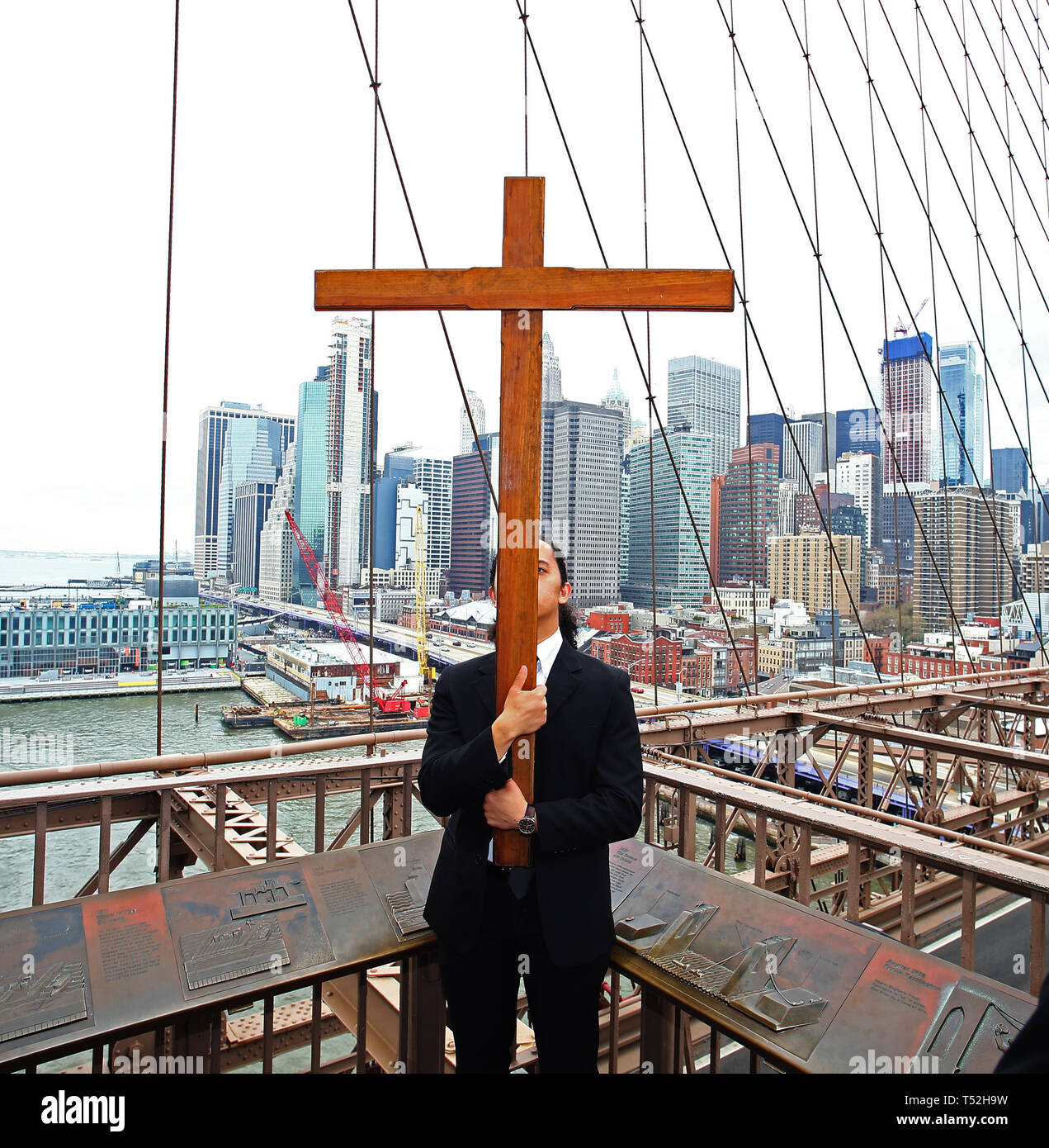 La XXIV edizione della Via Crucis processione dalla Cattedrale di San Giacomo nel centro di Brooklyn a Ground Zero di Lower Manhattan. Portando la processione è stato il Vescovo della Diocesi di Brooklyn & Queens Nicholas DiMarzio. Per tradizione la processione si arresta in corrispondenza del ponte di Brooklyn Bridge della torre di Manhattan, City Hall & Ground Zero per le preghiere e gli inni e meditazione prima di terminare presso la chiesa di San Giacomo su Barclay & Chiesa strade di Manhattan. (Foto di Andy Katz/Pacific Stampa) Foto Stock
