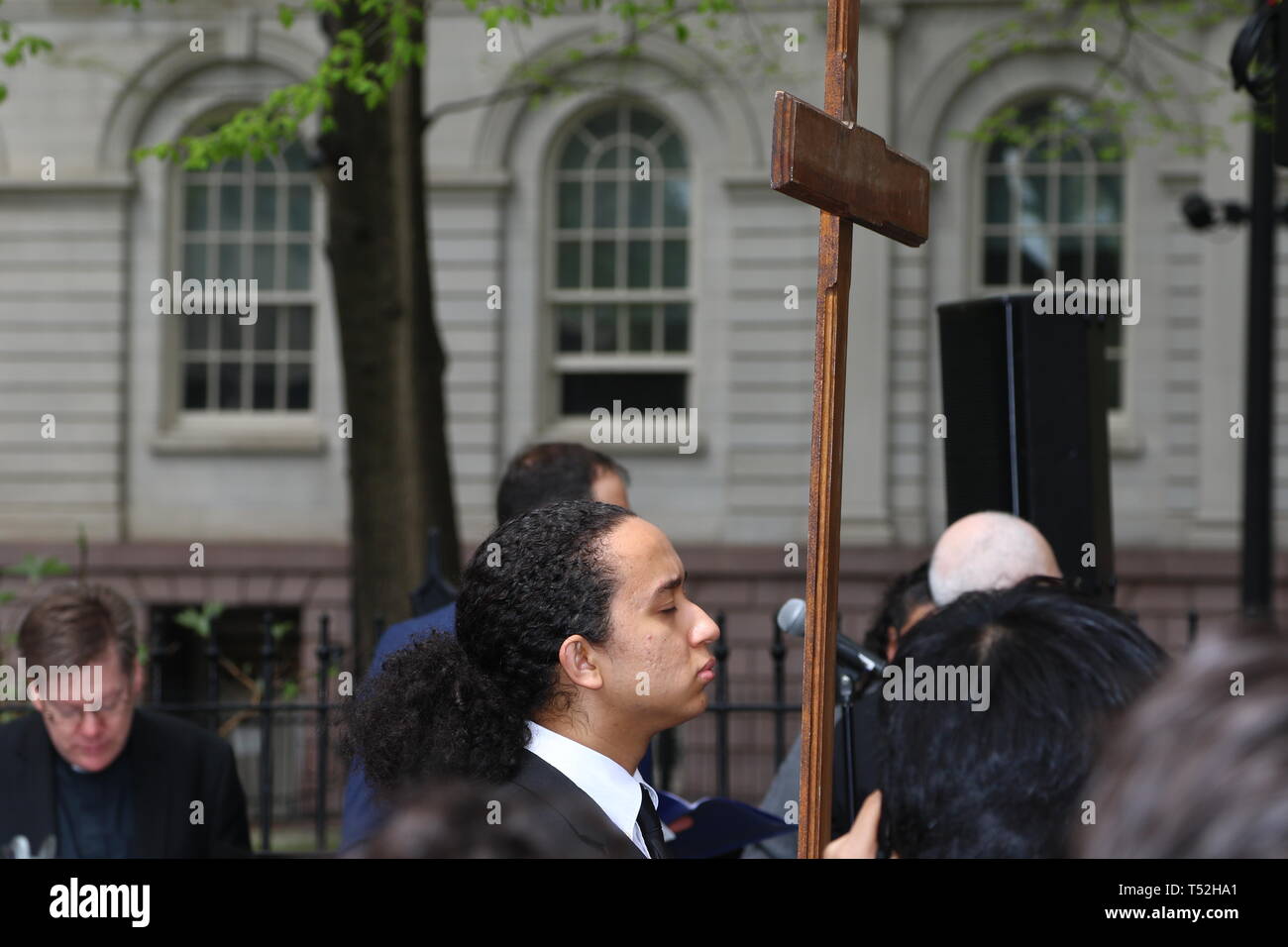 La XXIV edizione della Via Crucis processione dalla Cattedrale di San Giacomo nel centro di Brooklyn a Ground Zero di Lower Manhattan. Portando la processione è stato il Vescovo della Diocesi di Brooklyn & Queens Nicholas DiMarzio. Per tradizione la processione si arresta in corrispondenza del ponte di Brooklyn Bridge della torre di Manhattan, City Hall & Ground Zero per le preghiere e gli inni e meditazione prima di terminare presso la chiesa di San Giacomo su Barclay & Chiesa strade di Manhattan. (Foto di Andy Katz/Pacific Stampa) Foto Stock