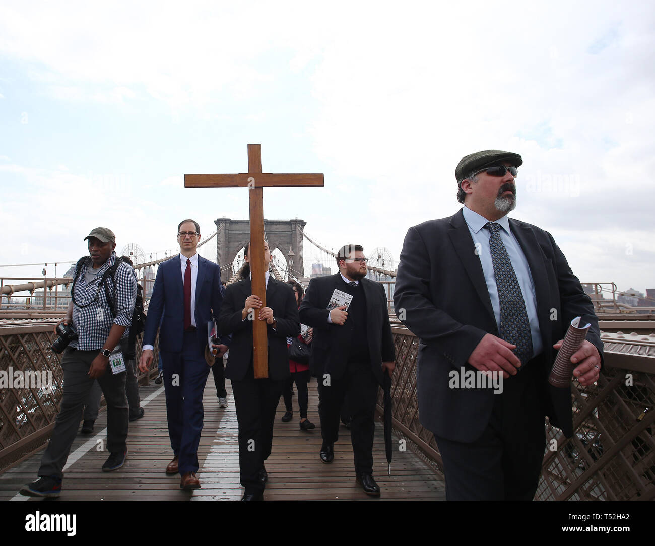 La XXIV edizione della Via Crucis processione dalla Cattedrale di San Giacomo nel centro di Brooklyn a Ground Zero di Lower Manhattan. Portando la processione è stato il Vescovo della Diocesi di Brooklyn & Queens Nicholas DiMarzio. Per tradizione la processione si arresta in corrispondenza del ponte di Brooklyn Bridge della torre di Manhattan, City Hall & Ground Zero per le preghiere e gli inni e meditazione prima di terminare presso la chiesa di San Giacomo su Barclay & Chiesa strade di Manhattan. (Foto di Andy Katz/Pacific Stampa) Foto Stock