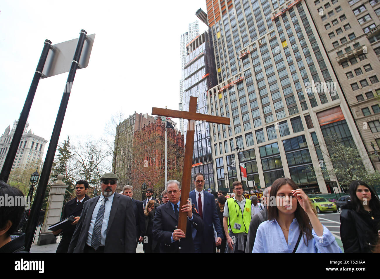 La XXIV edizione della Via Crucis processione dalla Cattedrale di San Giacomo nel centro di Brooklyn a Ground Zero di Lower Manhattan. Portando la processione è stato il Vescovo della Diocesi di Brooklyn & Queens Nicholas DiMarzio. Per tradizione la processione si arresta in corrispondenza del ponte di Brooklyn Bridge della torre di Manhattan, City Hall & Ground Zero per le preghiere e gli inni e meditazione prima di terminare presso la chiesa di San Giacomo su Barclay & Chiesa strade di Manhattan. (Foto di Andy Katz/Pacific Stampa) Foto Stock