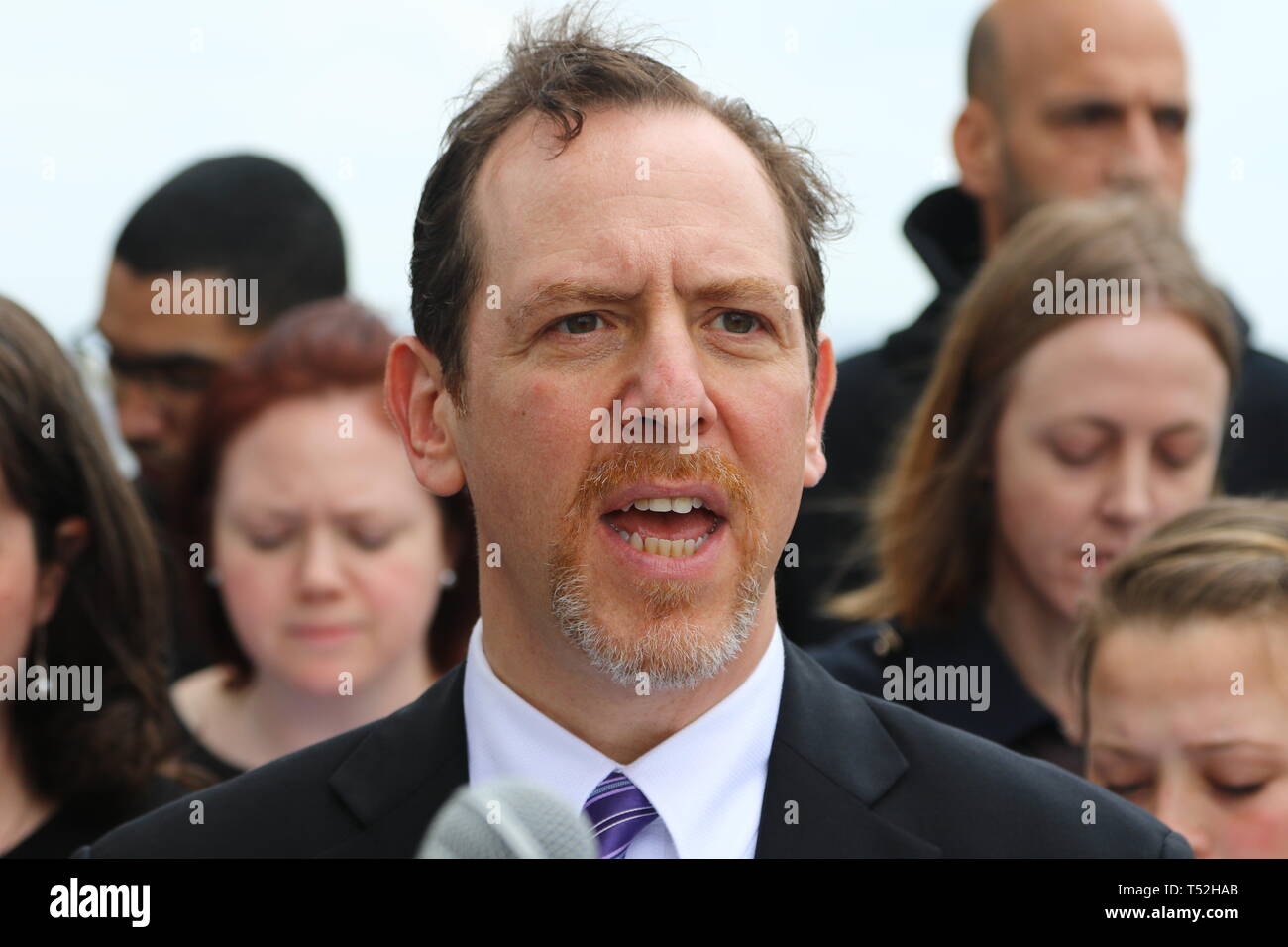 La XXIV edizione della Via Crucis processione dalla Cattedrale di San Giacomo nel centro di Brooklyn a Ground Zero di Lower Manhattan. Portando la processione è stato il Vescovo della Diocesi di Brooklyn & Queens Nicholas DiMarzio. Per tradizione la processione si arresta in corrispondenza del ponte di Brooklyn Bridge della torre di Manhattan, City Hall & Ground Zero per le preghiere e gli inni e meditazione prima di terminare presso la chiesa di San Giacomo su Barclay & Chiesa strade di Manhattan. (Foto di Andy Katz/Pacific Stampa) Foto Stock