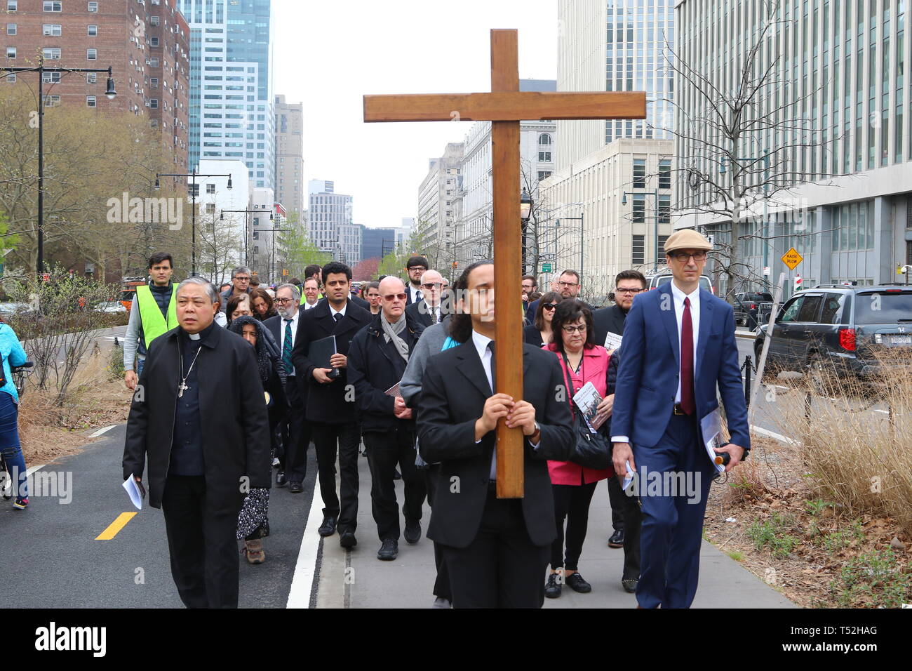 La XXIV edizione della Via Crucis processione dalla Cattedrale di San Giacomo nel centro di Brooklyn a Ground Zero di Lower Manhattan. Portando la processione è stato il Vescovo della Diocesi di Brooklyn & Queens Nicholas DiMarzio. Per tradizione la processione si arresta in corrispondenza del ponte di Brooklyn Bridge della torre di Manhattan, City Hall & Ground Zero per le preghiere e gli inni e meditazione prima di terminare presso la chiesa di San Giacomo su Barclay & Chiesa strade di Manhattan. (Foto di Andy Katz/Pacific Stampa) Foto Stock