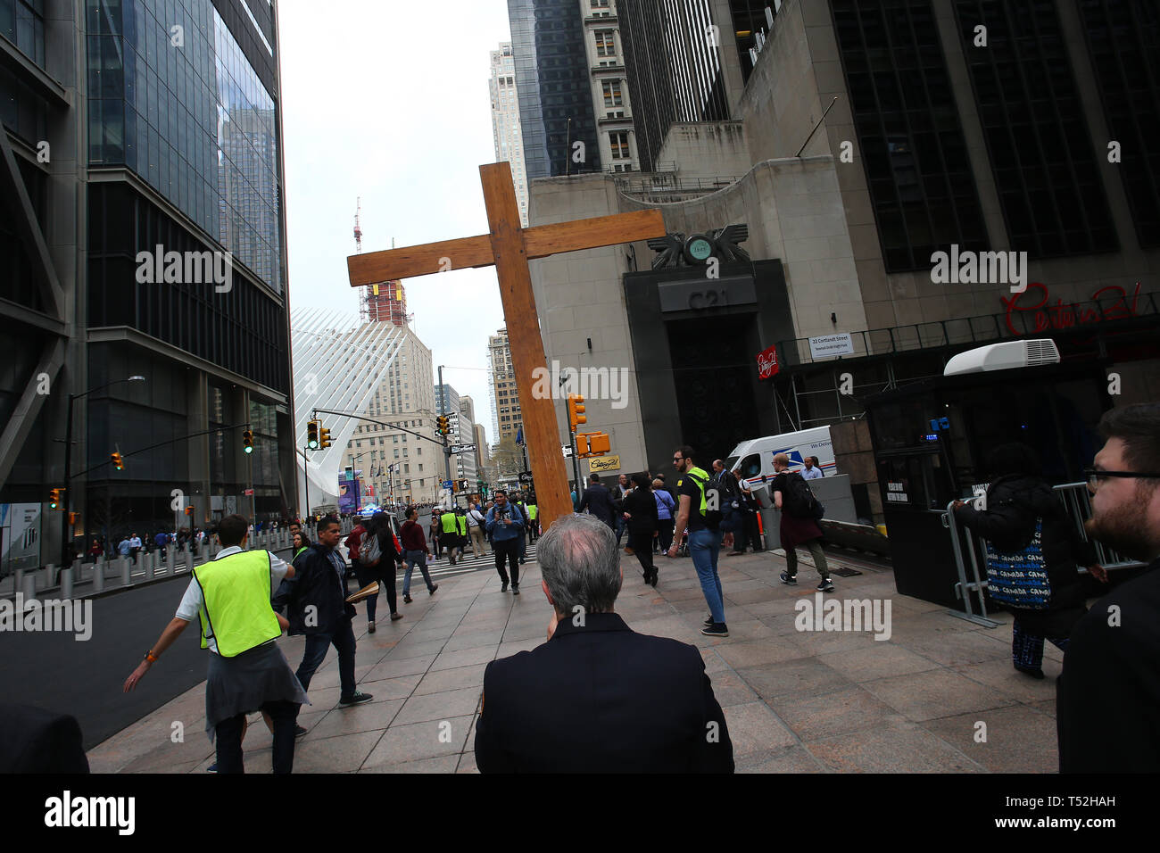 La XXIV edizione della Via Crucis processione dalla Cattedrale di San Giacomo nel centro di Brooklyn a Ground Zero di Lower Manhattan. Portando la processione è stato il Vescovo della Diocesi di Brooklyn & Queens Nicholas DiMarzio. Per tradizione la processione si arresta in corrispondenza del ponte di Brooklyn Bridge della torre di Manhattan, City Hall & Ground Zero per le preghiere e gli inni e meditazione prima di terminare presso la chiesa di San Giacomo su Barclay & Chiesa strade di Manhattan. (Foto di Andy Katz/Pacific Stampa) Foto Stock