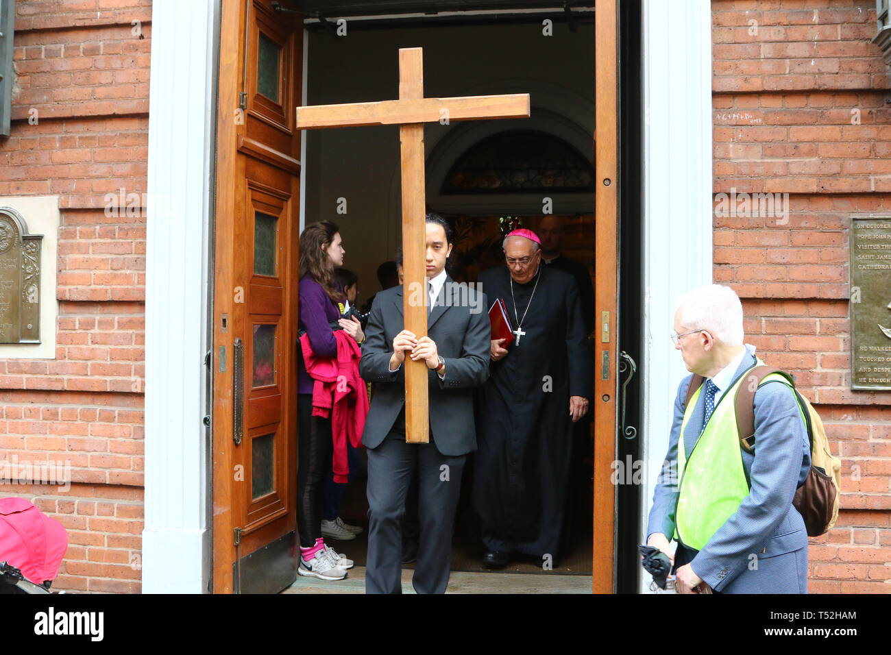 La XXIV edizione della Via Crucis processione dalla Cattedrale di San Giacomo nel centro di Brooklyn a Ground Zero di Lower Manhattan. Portando la processione è stato il Vescovo della Diocesi di Brooklyn & Queens Nicholas DiMarzio. Per tradizione la processione si arresta in corrispondenza del ponte di Brooklyn Bridge della torre di Manhattan, City Hall & Ground Zero per le preghiere e gli inni e meditazione prima di terminare presso la chiesa di San Giacomo su Barclay & Chiesa strade di Manhattan. (Foto di Andy Katz/Pacific Stampa) Foto Stock