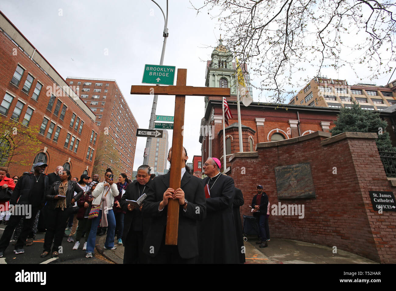 La XXIV edizione della Via Crucis processione dalla Cattedrale di San Giacomo nel centro di Brooklyn a Ground Zero di Lower Manhattan. Portando la processione è stato il Vescovo della Diocesi di Brooklyn & Queens Nicholas DiMarzio. Per tradizione la processione si arresta in corrispondenza del ponte di Brooklyn Bridge della torre di Manhattan, City Hall & Ground Zero per le preghiere e gli inni e meditazione prima di terminare presso la chiesa di San Giacomo su Barclay & Chiesa strade di Manhattan. (Foto di Andy Katz/Pacific Stampa) Foto Stock