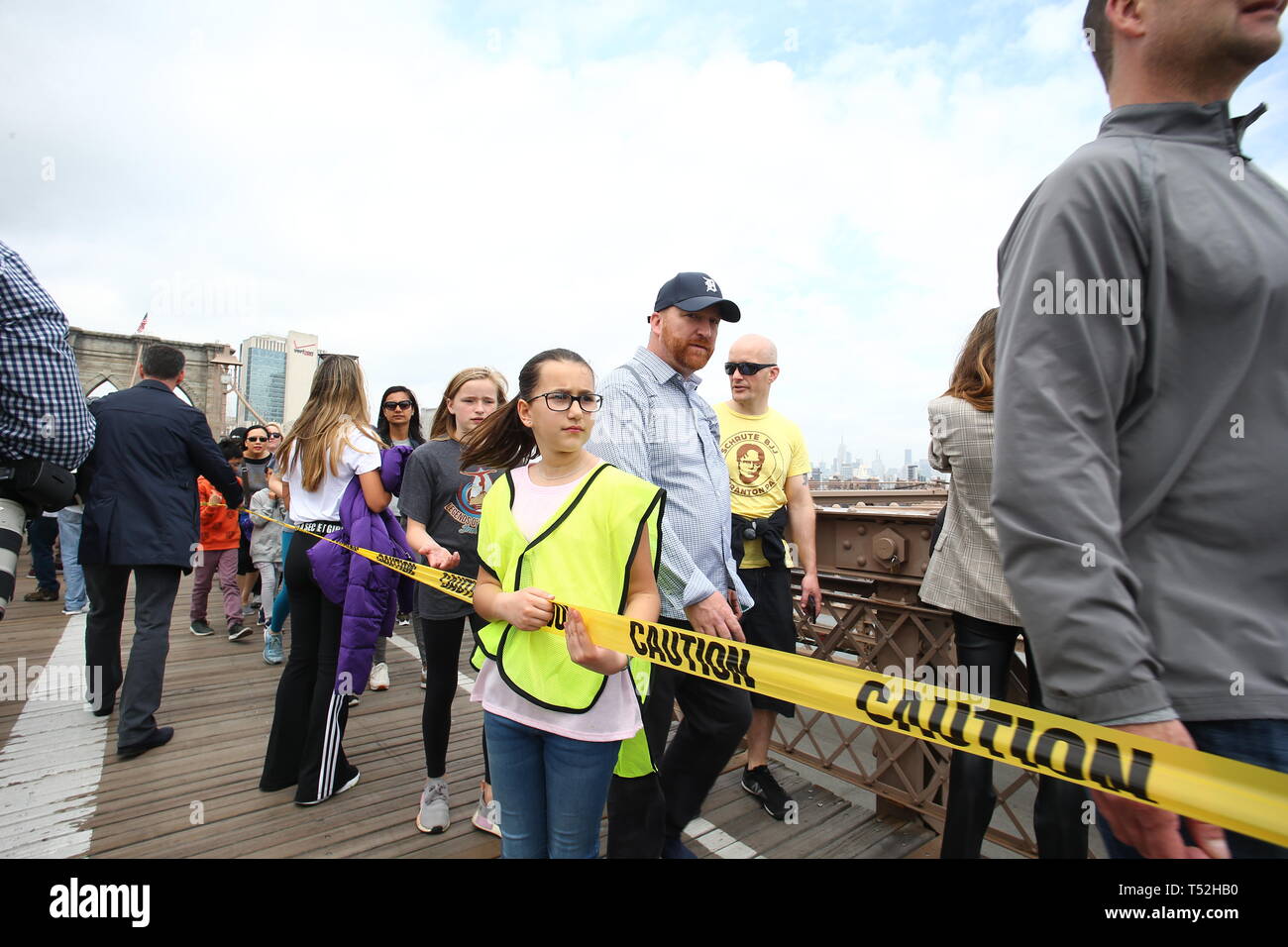 La XXIV edizione della Via Crucis processione dalla Cattedrale di San Giacomo nel centro di Brooklyn a Ground Zero di Lower Manhattan. Portando la processione è stato il Vescovo della Diocesi di Brooklyn & Queens Nicholas DiMarzio. Per tradizione la processione si arresta in corrispondenza del ponte di Brooklyn Bridge della torre di Manhattan, City Hall & Ground Zero per le preghiere e gli inni e meditazione prima di terminare presso la chiesa di San Giacomo su Barclay & Chiesa strade di Manhattan. (Foto di Andy Katz/Pacific Stampa) Foto Stock