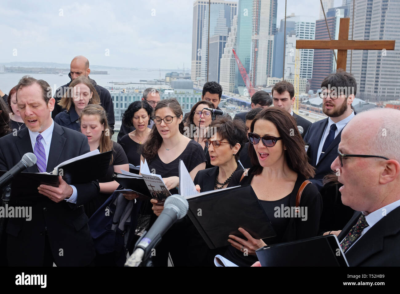 La XXIV edizione della Via Crucis processione dalla Cattedrale di San Giacomo nel centro di Brooklyn a Ground Zero di Lower Manhattan. Portando la processione è stato il Vescovo della Diocesi di Brooklyn & Queens Nicholas DiMarzio. Per tradizione la processione si arresta in corrispondenza del ponte di Brooklyn Bridge della torre di Manhattan, City Hall & Ground Zero per le preghiere e gli inni e meditazione prima di terminare presso la chiesa di San Giacomo su Barclay & Chiesa strade di Manhattan. (Foto di Andy Katz/Pacific Stampa) Foto Stock