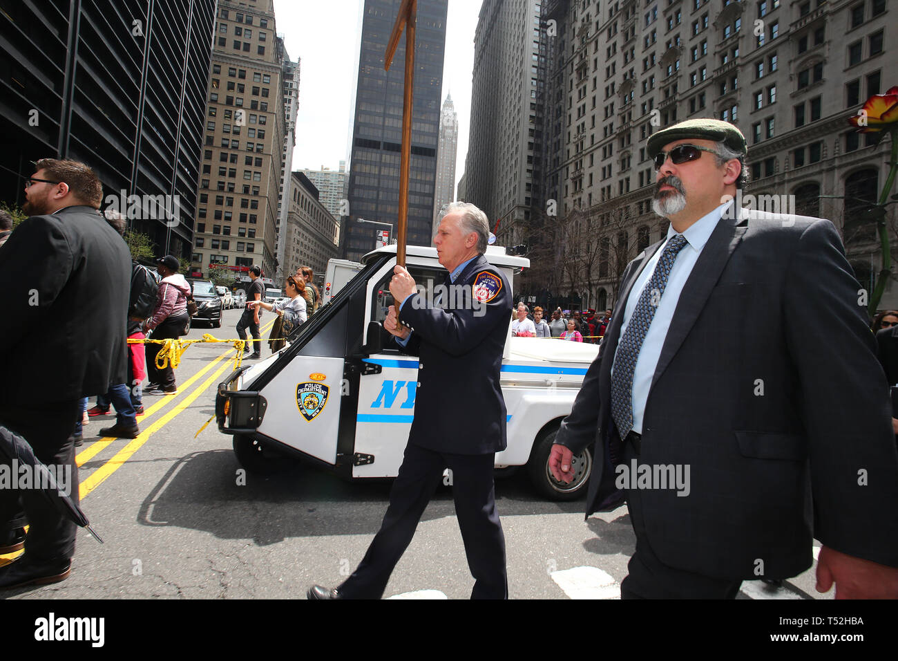 La XXIV edizione della Via Crucis processione dalla Cattedrale di San Giacomo nel centro di Brooklyn a Ground Zero di Lower Manhattan. Portando la processione è stato il Vescovo della Diocesi di Brooklyn & Queens Nicholas DiMarzio. Per tradizione la processione si arresta in corrispondenza del ponte di Brooklyn Bridge della torre di Manhattan, City Hall & Ground Zero per le preghiere e gli inni e meditazione prima di terminare presso la chiesa di San Giacomo su Barclay & Chiesa strade di Manhattan. (Foto di Andy Katz/Pacific Stampa) Foto Stock