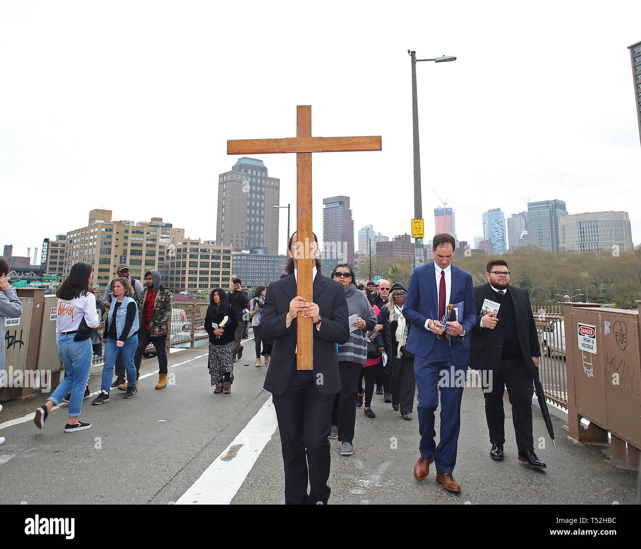 La XXIV edizione della Via Crucis processione dalla Cattedrale di San Giacomo nel centro di Brooklyn a Ground Zero di Lower Manhattan. Portando la processione è stato il Vescovo della Diocesi di Brooklyn & Queens Nicholas DiMarzio. Per tradizione la processione si arresta in corrispondenza del ponte di Brooklyn Bridge della torre di Manhattan, City Hall & Ground Zero per le preghiere e gli inni e meditazione prima di terminare presso la chiesa di San Giacomo su Barclay & Chiesa strade di Manhattan. (Foto di Andy Katz/Pacific Stampa) Foto Stock