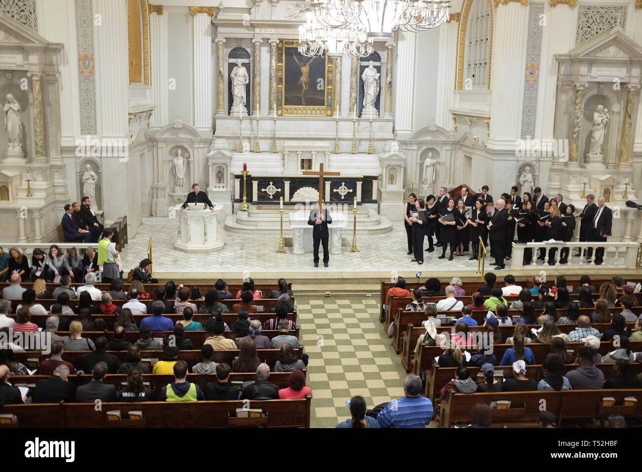 La XXIV edizione della Via Crucis processione dalla Cattedrale di San Giacomo nel centro di Brooklyn a Ground Zero di Lower Manhattan. Portando la processione è stato il Vescovo della Diocesi di Brooklyn & Queens Nicholas DiMarzio. Per tradizione la processione si arresta in corrispondenza del ponte di Brooklyn Bridge della torre di Manhattan, City Hall & Ground Zero per le preghiere e gli inni e meditazione prima di terminare presso la chiesa di San Giacomo su Barclay & Chiesa strade di Manhattan. (Foto di Andy Katz/Pacific Stampa) Foto Stock