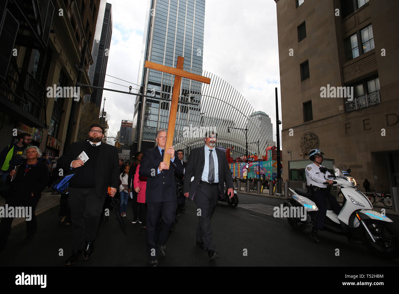La XXIV edizione della Via Crucis processione dalla Cattedrale di San Giacomo nel centro di Brooklyn a Ground Zero di Lower Manhattan. Portando la processione è stato il Vescovo della Diocesi di Brooklyn & Queens Nicholas DiMarzio. Per tradizione la processione si arresta in corrispondenza del ponte di Brooklyn Bridge della torre di Manhattan, City Hall & Ground Zero per le preghiere e gli inni e meditazione prima di terminare presso la chiesa di San Giacomo su Barclay & Chiesa strade di Manhattan. (Foto di Andy Katz/Pacific Stampa) Foto Stock