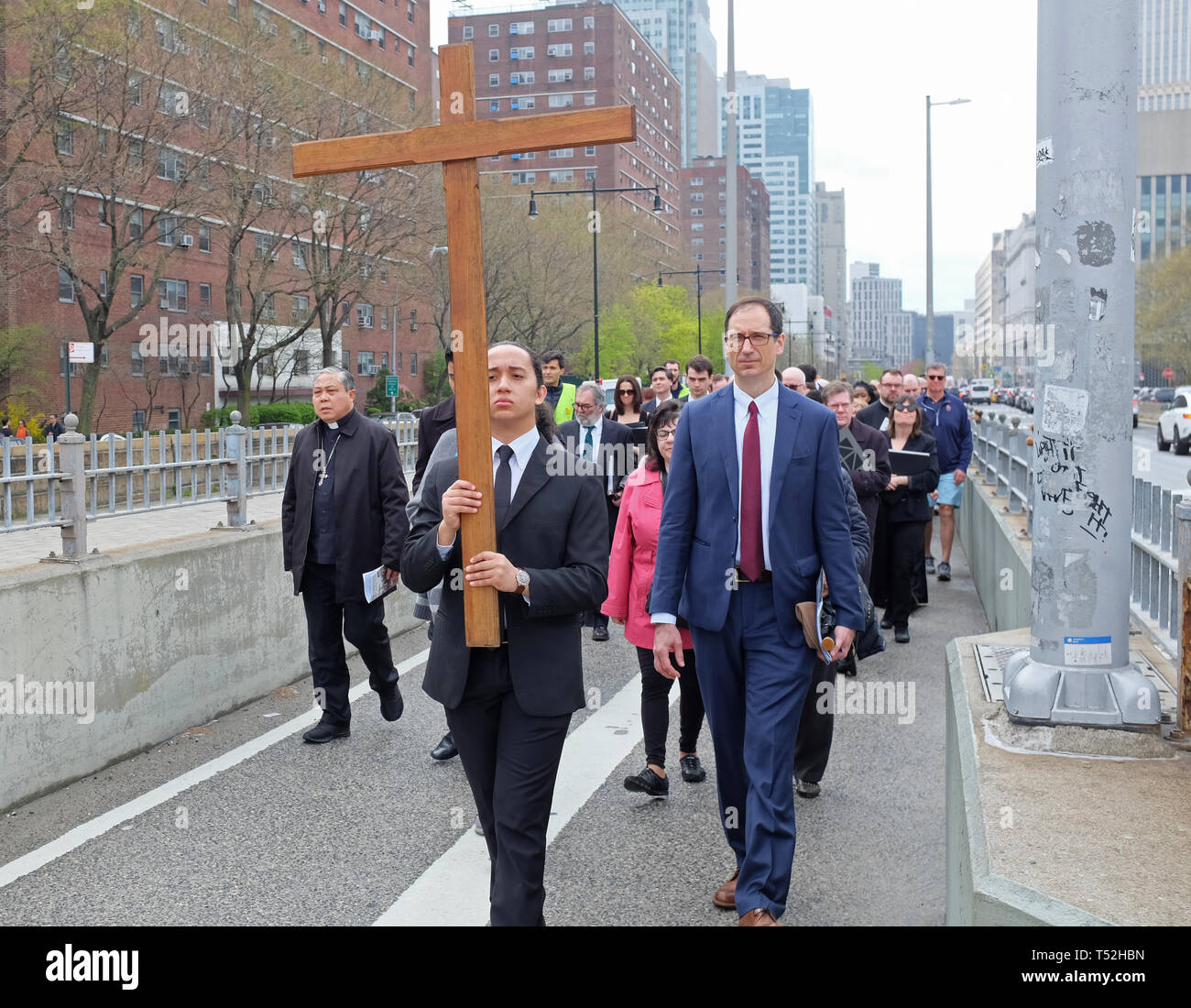 La XXIV edizione della Via Crucis processione dalla Cattedrale di San Giacomo nel centro di Brooklyn a Ground Zero di Lower Manhattan. Portando la processione è stato il Vescovo della Diocesi di Brooklyn & Queens Nicholas DiMarzio. Per tradizione la processione si arresta in corrispondenza del ponte di Brooklyn Bridge della torre di Manhattan, City Hall & Ground Zero per le preghiere e gli inni e meditazione prima di terminare presso la chiesa di San Giacomo su Barclay & Chiesa strade di Manhattan. (Foto di Andy Katz/Pacific Stampa) Foto Stock