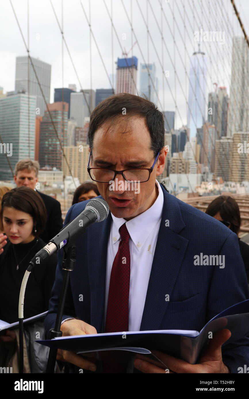 La XXIV edizione della Via Crucis processione dalla Cattedrale di San Giacomo nel centro di Brooklyn a Ground Zero di Lower Manhattan. Portando la processione è stato il Vescovo della Diocesi di Brooklyn & Queens Nicholas DiMarzio. Per tradizione la processione si arresta in corrispondenza del ponte di Brooklyn Bridge della torre di Manhattan, City Hall & Ground Zero per le preghiere e gli inni e meditazione prima di terminare presso la chiesa di San Giacomo su Barclay & Chiesa strade di Manhattan. (Foto di Andy Katz/Pacific Stampa) Foto Stock