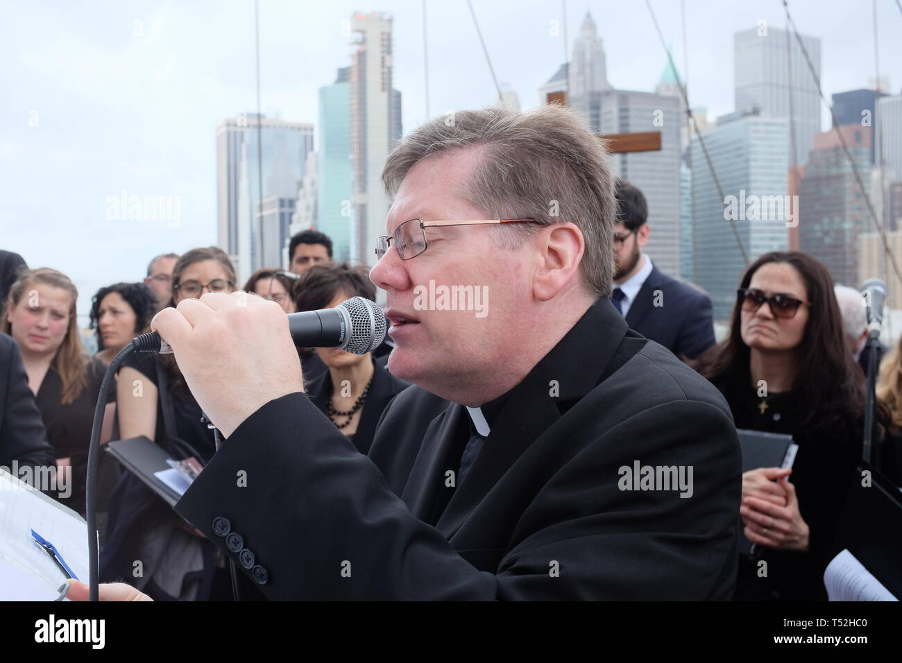 La XXIV edizione della Via Crucis processione dalla Cattedrale di San Giacomo nel centro di Brooklyn a Ground Zero di Lower Manhattan. Portando la processione è stato il Vescovo della Diocesi di Brooklyn & Queens Nicholas DiMarzio. Per tradizione la processione si arresta in corrispondenza del ponte di Brooklyn Bridge della torre di Manhattan, City Hall & Ground Zero per le preghiere e gli inni e meditazione prima di terminare presso la chiesa di San Giacomo su Barclay & Chiesa strade di Manhattan. (Foto di Andy Katz/Pacific Stampa) Foto Stock