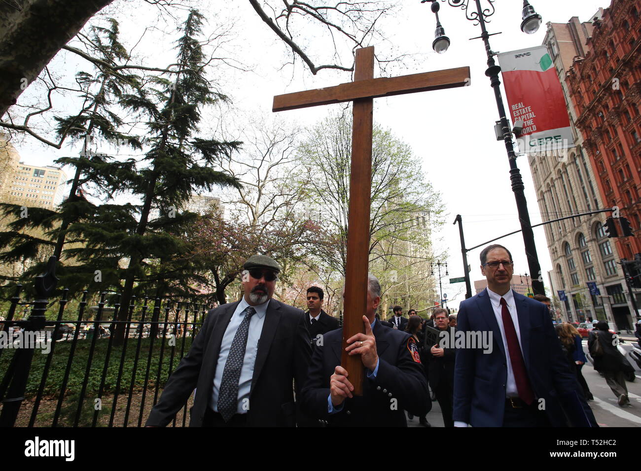 La XXIV edizione della Via Crucis processione dalla Cattedrale di San Giacomo nel centro di Brooklyn a Ground Zero di Lower Manhattan. Portando la processione è stato il Vescovo della Diocesi di Brooklyn & Queens Nicholas DiMarzio. Per tradizione la processione si arresta in corrispondenza del ponte di Brooklyn Bridge della torre di Manhattan, City Hall & Ground Zero per le preghiere e gli inni e meditazione prima di terminare presso la chiesa di San Giacomo su Barclay & Chiesa strade di Manhattan. (Foto di Andy Katz/Pacific Stampa) Foto Stock