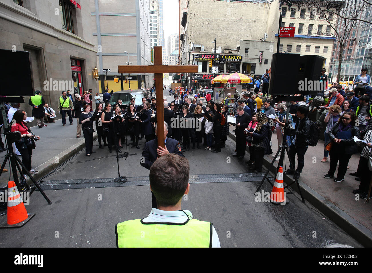 La XXIV edizione della Via Crucis processione dalla Cattedrale di San Giacomo nel centro di Brooklyn a Ground Zero di Lower Manhattan. Portando la processione è stato il Vescovo della Diocesi di Brooklyn & Queens Nicholas DiMarzio. Per tradizione la processione si arresta in corrispondenza del ponte di Brooklyn Bridge della torre di Manhattan, City Hall & Ground Zero per le preghiere e gli inni e meditazione prima di terminare presso la chiesa di San Giacomo su Barclay & Chiesa strade di Manhattan. (Foto di Andy Katz/Pacific Stampa) Foto Stock