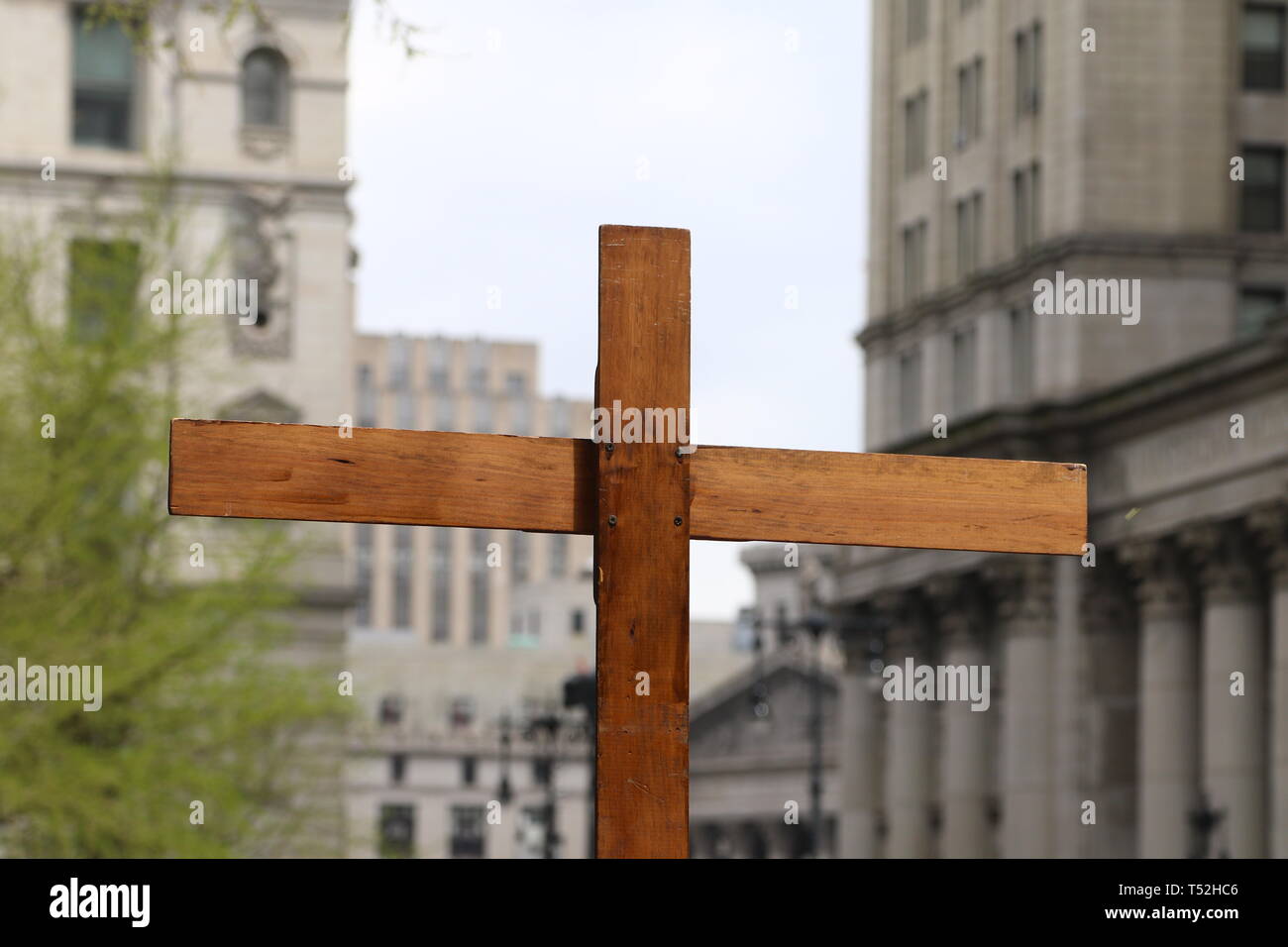 La XXIV edizione della Via Crucis processione dalla Cattedrale di San Giacomo nel centro di Brooklyn a Ground Zero di Lower Manhattan. Portando la processione è stato il Vescovo della Diocesi di Brooklyn & Queens Nicholas DiMarzio. Per tradizione la processione si arresta in corrispondenza del ponte di Brooklyn Bridge della torre di Manhattan, City Hall & Ground Zero per le preghiere e gli inni e meditazione prima di terminare presso la chiesa di San Giacomo su Barclay & Chiesa strade di Manhattan. (Foto di Andy Katz/Pacific Stampa) Foto Stock