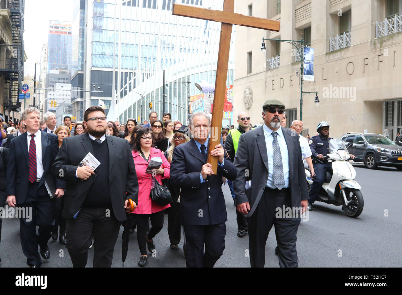 La XXIV edizione della Via Crucis processione dalla Cattedrale di San Giacomo nel centro di Brooklyn a Ground Zero di Lower Manhattan. Portando la processione è stato il Vescovo della Diocesi di Brooklyn & Queens Nicholas DiMarzio. Per tradizione la processione si arresta in corrispondenza del ponte di Brooklyn Bridge della torre di Manhattan, City Hall & Ground Zero per le preghiere e gli inni e meditazione prima di terminare presso la chiesa di San Giacomo su Barclay & Chiesa strade di Manhattan. (Foto di Andy Katz/Pacific Stampa) Foto Stock