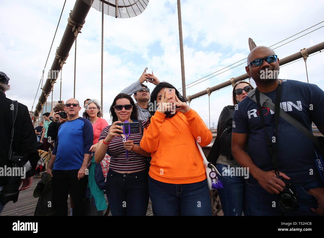 La XXIV edizione della Via Crucis processione dalla Cattedrale di San Giacomo nel centro di Brooklyn a Ground Zero di Lower Manhattan. Portando la processione è stato il Vescovo della Diocesi di Brooklyn & Queens Nicholas DiMarzio. Per tradizione la processione si arresta in corrispondenza del ponte di Brooklyn Bridge della torre di Manhattan, City Hall & Ground Zero per le preghiere e gli inni e meditazione prima di terminare presso la chiesa di San Giacomo su Barclay & Chiesa strade di Manhattan. (Foto di Andy Katz/Pacific Stampa) Foto Stock