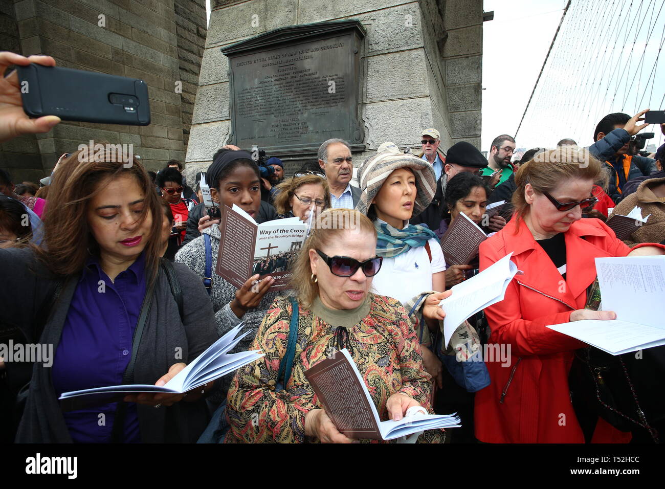 La XXIV edizione della Via Crucis processione dalla Cattedrale di San Giacomo nel centro di Brooklyn a Ground Zero di Lower Manhattan. Portando la processione è stato il Vescovo della Diocesi di Brooklyn & Queens Nicholas DiMarzio. Per tradizione la processione si arresta in corrispondenza del ponte di Brooklyn Bridge della torre di Manhattan, City Hall & Ground Zero per le preghiere e gli inni e meditazione prima di terminare presso la chiesa di San Giacomo su Barclay & Chiesa strade di Manhattan. (Foto di Andy Katz/Pacific Stampa) Foto Stock