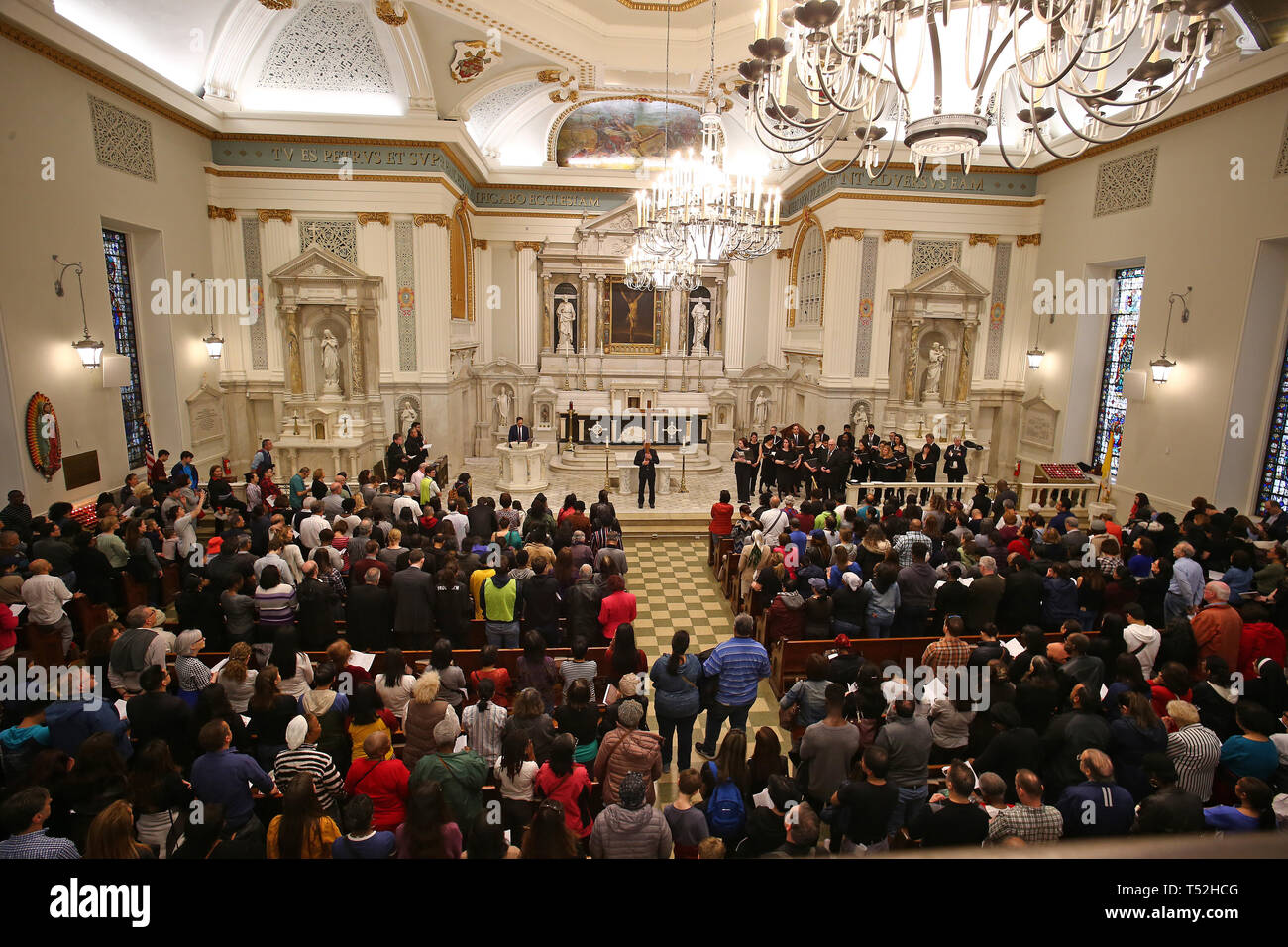 La XXIV edizione della Via Crucis processione dalla Cattedrale di San Giacomo nel centro di Brooklyn a Ground Zero di Lower Manhattan. Portando la processione è stato il Vescovo della Diocesi di Brooklyn & Queens Nicholas DiMarzio. Per tradizione la processione si arresta in corrispondenza del ponte di Brooklyn Bridge della torre di Manhattan, City Hall & Ground Zero per le preghiere e gli inni e meditazione prima di terminare presso la chiesa di San Giacomo su Barclay & Chiesa strade di Manhattan. (Foto di Andy Katz/Pacific Stampa) Foto Stock
