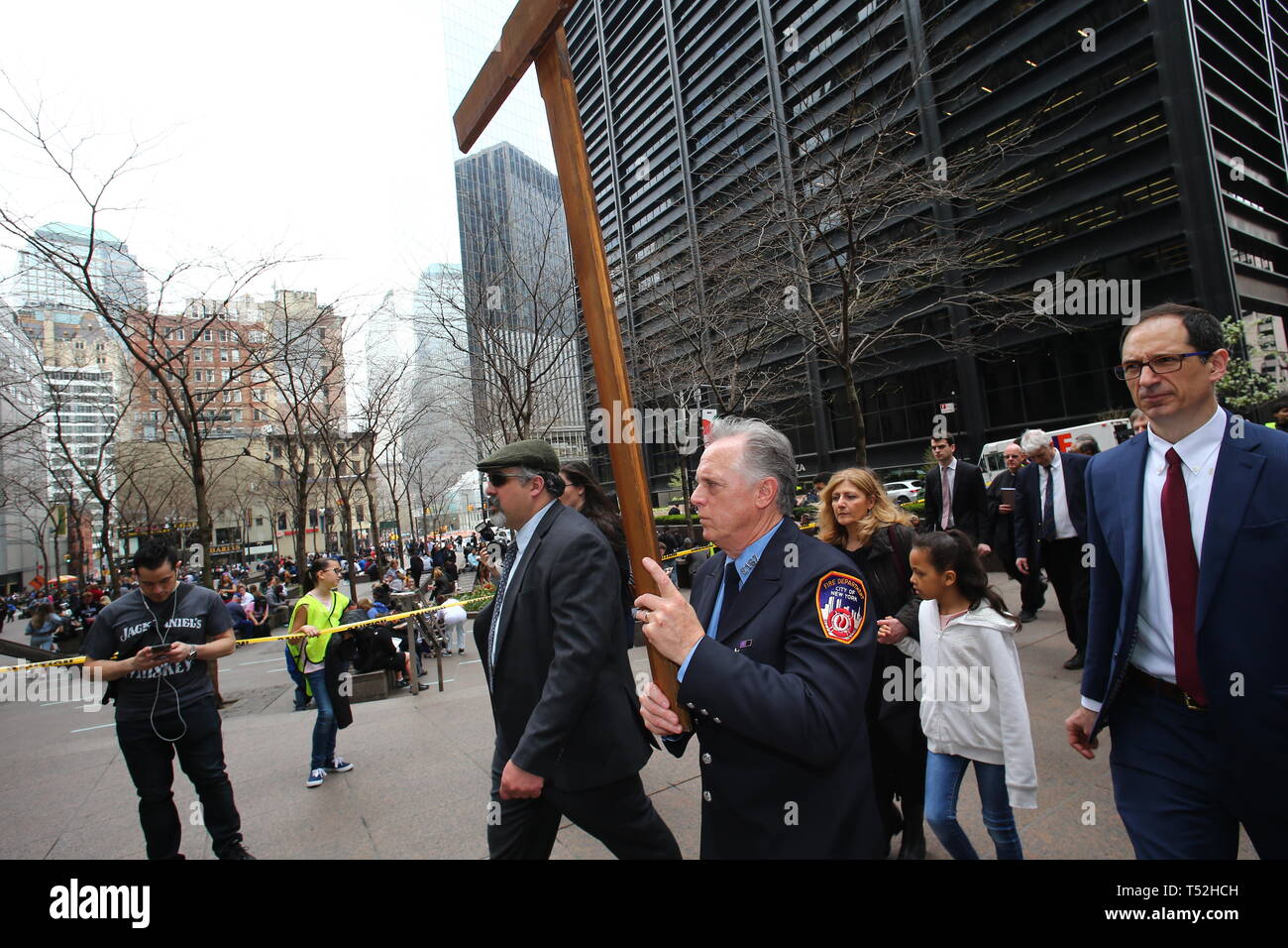 La XXIV edizione della Via Crucis processione dalla Cattedrale di San Giacomo nel centro di Brooklyn a Ground Zero di Lower Manhattan. Portando la processione è stato il Vescovo della Diocesi di Brooklyn & Queens Nicholas DiMarzio. Per tradizione la processione si arresta in corrispondenza del ponte di Brooklyn Bridge della torre di Manhattan, City Hall & Ground Zero per le preghiere e gli inni e meditazione prima di terminare presso la chiesa di San Giacomo su Barclay & Chiesa strade di Manhattan. (Foto di Andy Katz/Pacific Stampa) Foto Stock