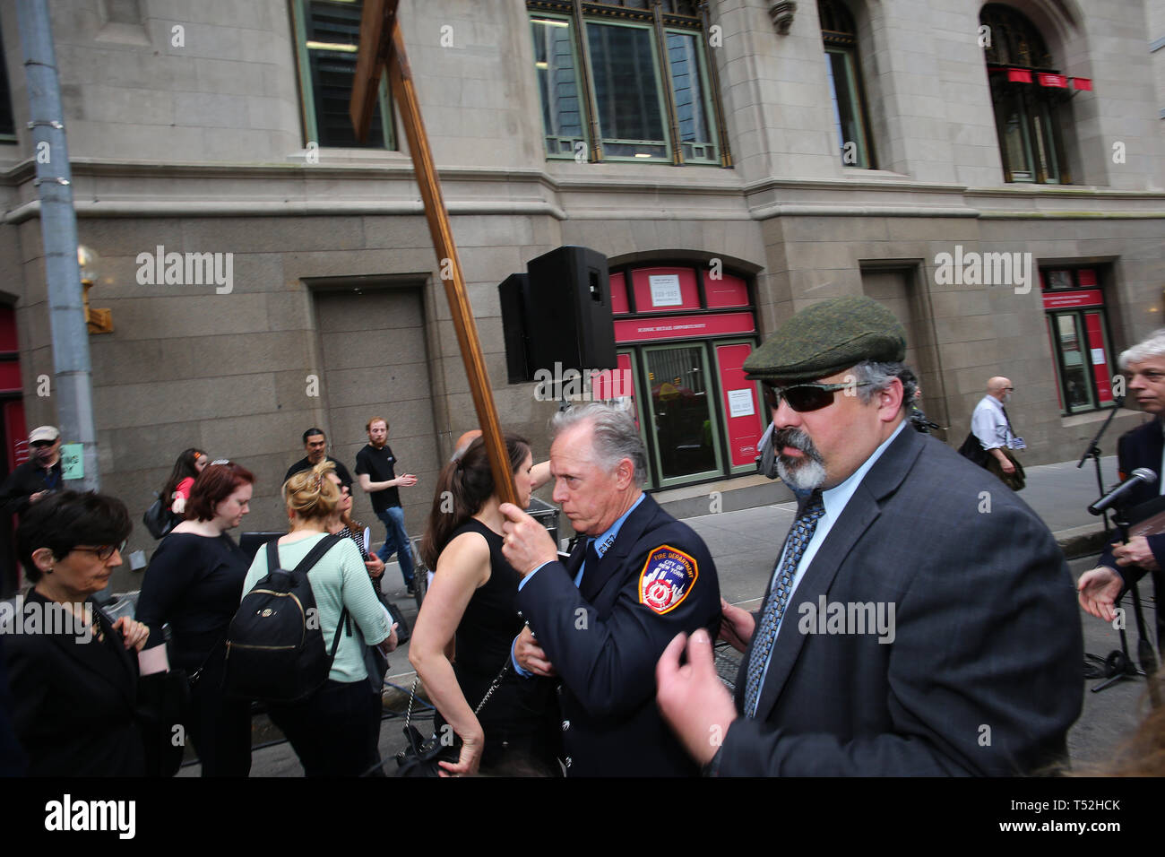 La XXIV edizione della Via Crucis processione dalla Cattedrale di San Giacomo nel centro di Brooklyn a Ground Zero di Lower Manhattan. Portando la processione è stato il Vescovo della Diocesi di Brooklyn & Queens Nicholas DiMarzio. Per tradizione la processione si arresta in corrispondenza del ponte di Brooklyn Bridge della torre di Manhattan, City Hall & Ground Zero per le preghiere e gli inni e meditazione prima di terminare presso la chiesa di San Giacomo su Barclay & Chiesa strade di Manhattan. (Foto di Andy Katz/Pacific Stampa) Foto Stock