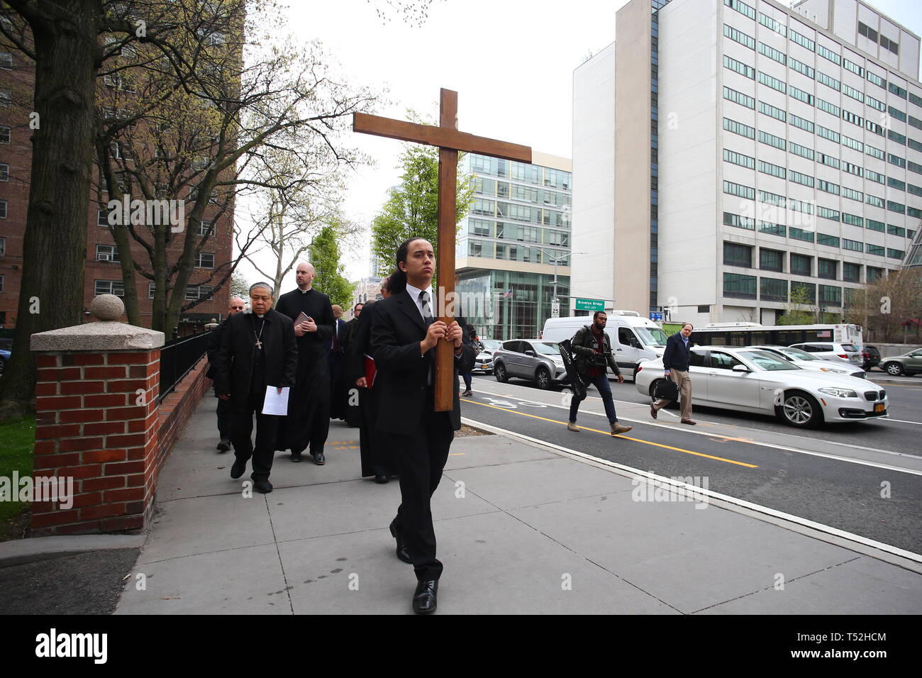 La XXIV edizione della Via Crucis processione dalla Cattedrale di San Giacomo nel centro di Brooklyn a Ground Zero di Lower Manhattan. Portando la processione è stato il Vescovo della Diocesi di Brooklyn & Queens Nicholas DiMarzio. Per tradizione la processione si arresta in corrispondenza del ponte di Brooklyn Bridge della torre di Manhattan, City Hall & Ground Zero per le preghiere e gli inni e meditazione prima di terminare presso la chiesa di San Giacomo su Barclay & Chiesa strade di Manhattan. (Foto di Andy Katz/Pacific Stampa) Foto Stock