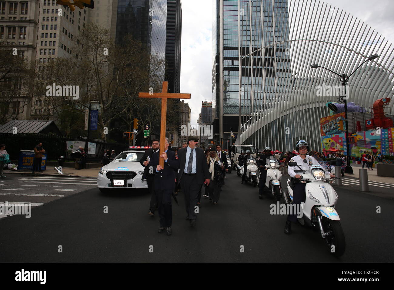 La XXIV edizione della Via Crucis processione dalla Cattedrale di San Giacomo nel centro di Brooklyn a Ground Zero di Lower Manhattan. Portando la processione è stato il Vescovo della Diocesi di Brooklyn & Queens Nicholas DiMarzio. Per tradizione la processione si arresta in corrispondenza del ponte di Brooklyn Bridge della torre di Manhattan, City Hall & Ground Zero per le preghiere e gli inni e meditazione prima di terminare presso la chiesa di San Giacomo su Barclay & Chiesa strade di Manhattan. (Foto di Andy Katz/Pacific Stampa) Foto Stock