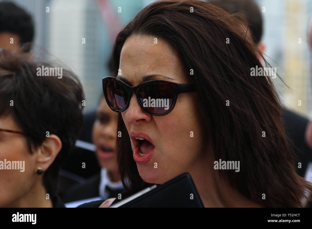 La XXIV edizione della Via Crucis processione dalla Cattedrale di San Giacomo nel centro di Brooklyn a Ground Zero di Lower Manhattan. Portando la processione è stato il Vescovo della Diocesi di Brooklyn & Queens Nicholas DiMarzio. Per tradizione la processione si arresta in corrispondenza del ponte di Brooklyn Bridge della torre di Manhattan, City Hall & Ground Zero per le preghiere e gli inni e meditazione prima di terminare presso la chiesa di San Giacomo su Barclay & Chiesa strade di Manhattan. (Foto di Andy Katz/Pacific Stampa) Foto Stock