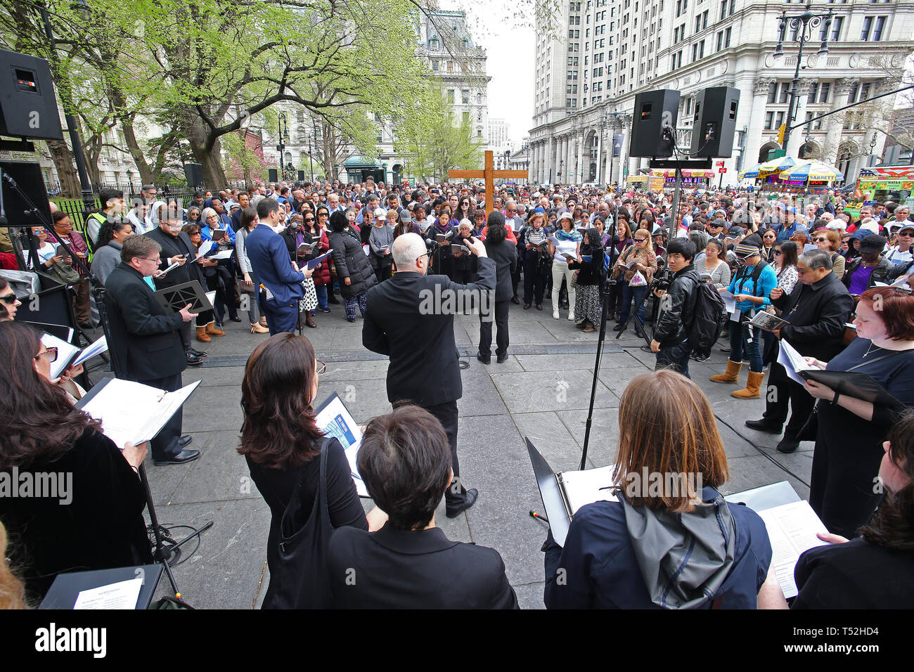 La XXIV edizione della Via Crucis processione dalla Cattedrale di San Giacomo nel centro di Brooklyn a Ground Zero di Lower Manhattan. Portando la processione è stato il Vescovo della Diocesi di Brooklyn & Queens Nicholas DiMarzio. Per tradizione la processione si arresta in corrispondenza del ponte di Brooklyn Bridge della torre di Manhattan, City Hall & Ground Zero per le preghiere e gli inni e meditazione prima di terminare presso la chiesa di San Giacomo su Barclay & Chiesa strade di Manhattan. (Foto di Andy Katz/Pacific Stampa) Foto Stock
