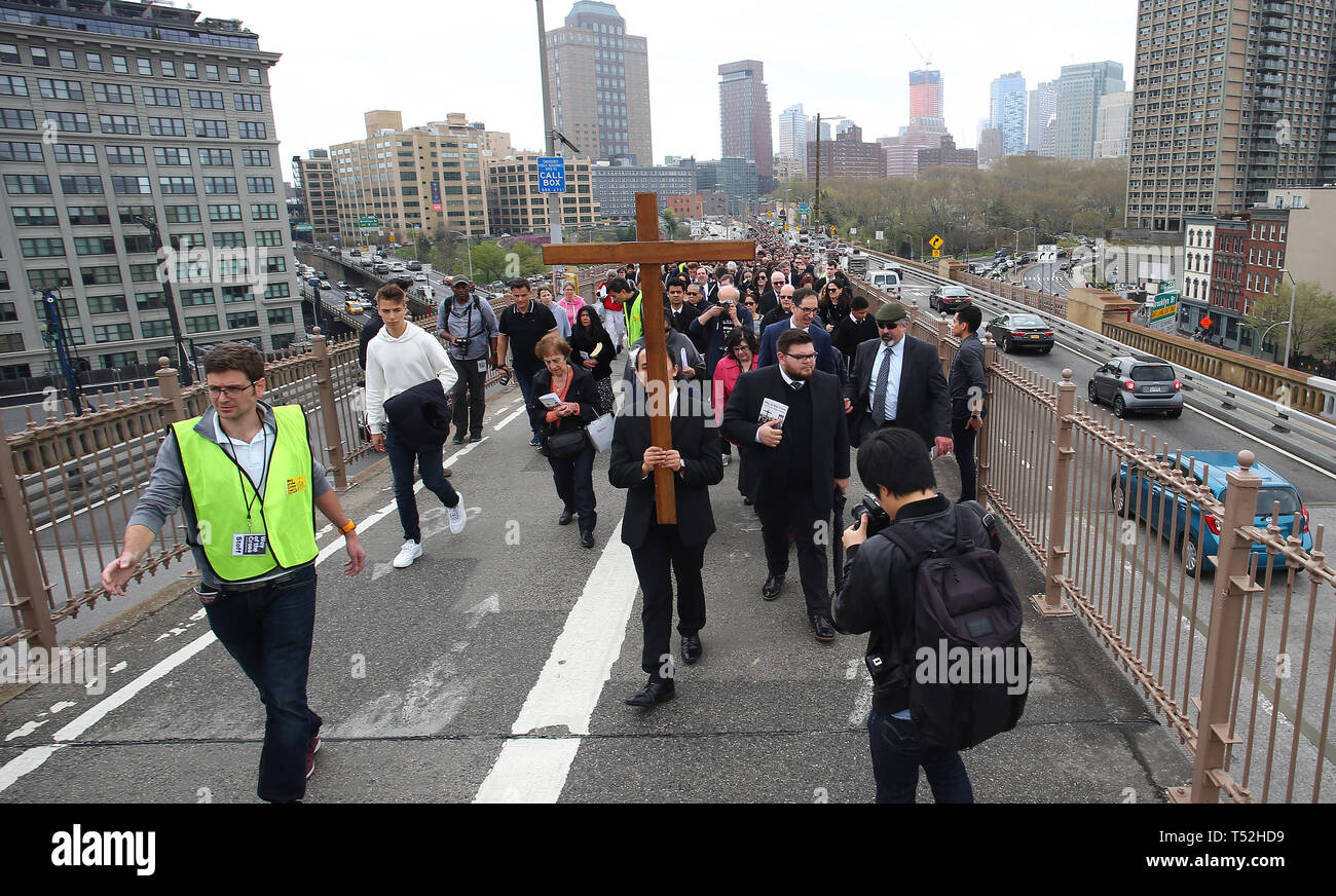 La XXIV edizione della Via Crucis processione dalla Cattedrale di San Giacomo nel centro di Brooklyn a Ground Zero di Lower Manhattan. Portando la processione è stato il Vescovo della Diocesi di Brooklyn & Queens Nicholas DiMarzio. Per tradizione la processione si arresta in corrispondenza del ponte di Brooklyn Bridge della torre di Manhattan, City Hall & Ground Zero per le preghiere e gli inni e meditazione prima di terminare presso la chiesa di San Giacomo su Barclay & Chiesa strade di Manhattan. (Foto di Andy Katz/Pacific Stampa) Foto Stock