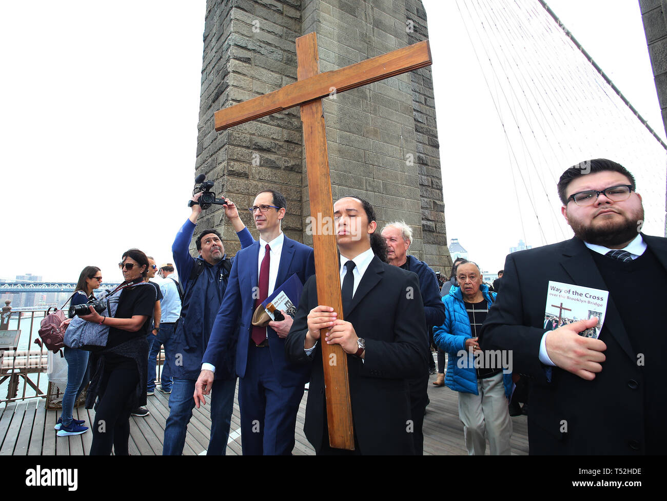 La XXIV edizione della Via Crucis processione dalla Cattedrale di San Giacomo nel centro di Brooklyn a Ground Zero di Lower Manhattan. Portando la processione è stato il Vescovo della Diocesi di Brooklyn & Queens Nicholas DiMarzio. Per tradizione la processione si arresta in corrispondenza del ponte di Brooklyn Bridge della torre di Manhattan, City Hall & Ground Zero per le preghiere e gli inni e meditazione prima di terminare presso la chiesa di San Giacomo su Barclay & Chiesa strade di Manhattan. (Foto di Andy Katz/Pacific Stampa) Foto Stock