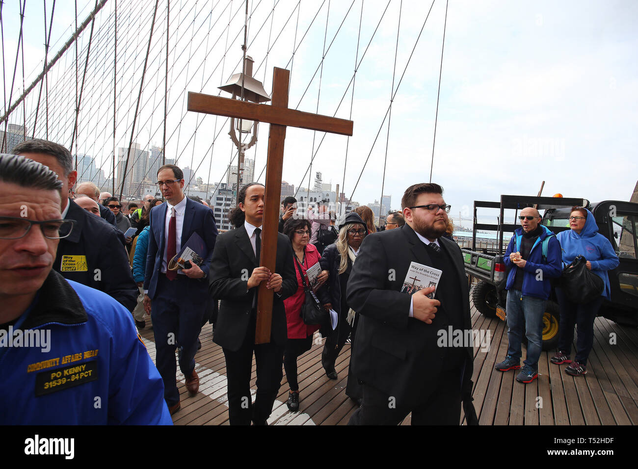 La XXIV edizione della Via Crucis processione dalla Cattedrale di San Giacomo nel centro di Brooklyn a Ground Zero di Lower Manhattan. Portando la processione è stato il Vescovo della Diocesi di Brooklyn & Queens Nicholas DiMarzio. Per tradizione la processione si arresta in corrispondenza del ponte di Brooklyn Bridge della torre di Manhattan, City Hall & Ground Zero per le preghiere e gli inni e meditazione prima di terminare presso la chiesa di San Giacomo su Barclay & Chiesa strade di Manhattan. (Foto di Andy Katz/Pacific Stampa) Foto Stock