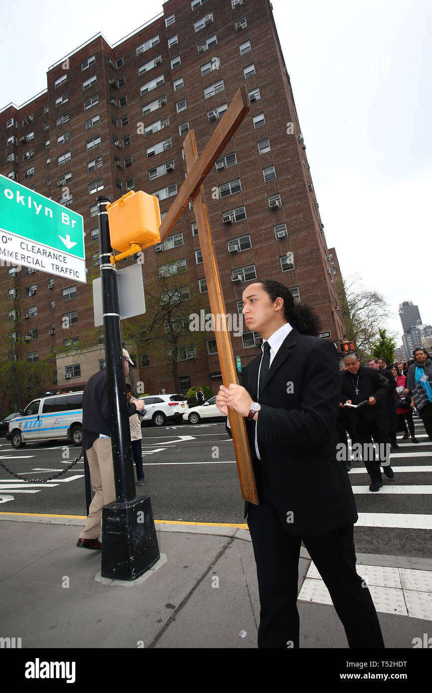 La XXIV edizione della Via Crucis processione dalla Cattedrale di San Giacomo nel centro di Brooklyn a Ground Zero di Lower Manhattan. Portando la processione è stato il Vescovo della Diocesi di Brooklyn & Queens Nicholas DiMarzio. Per tradizione la processione si arresta in corrispondenza del ponte di Brooklyn Bridge della torre di Manhattan, City Hall & Ground Zero per le preghiere e gli inni e meditazione prima di terminare presso la chiesa di San Giacomo su Barclay & Chiesa strade di Manhattan. (Foto di Andy Katz/Pacific Stampa) Foto Stock