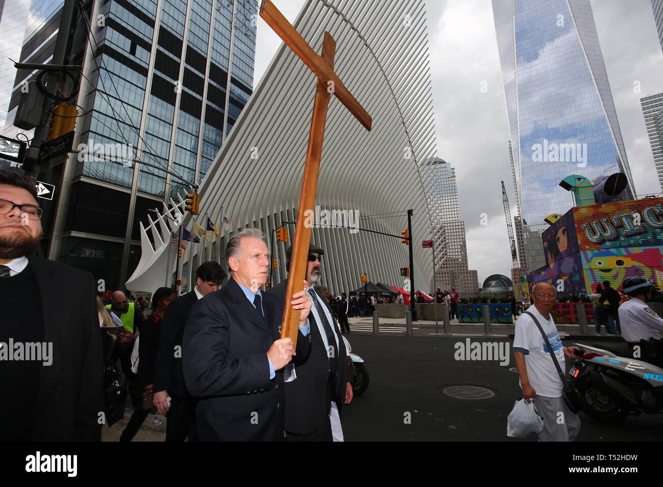 La XXIV edizione della Via Crucis processione dalla Cattedrale di San Giacomo nel centro di Brooklyn a Ground Zero di Lower Manhattan. Portando la processione è stato il Vescovo della Diocesi di Brooklyn & Queens Nicholas DiMarzio. Per tradizione la processione si arresta in corrispondenza del ponte di Brooklyn Bridge della torre di Manhattan, City Hall & Ground Zero per le preghiere e gli inni e meditazione prima di terminare presso la chiesa di San Giacomo su Barclay & Chiesa strade di Manhattan. (Foto di Andy Katz/Pacific Stampa) Foto Stock