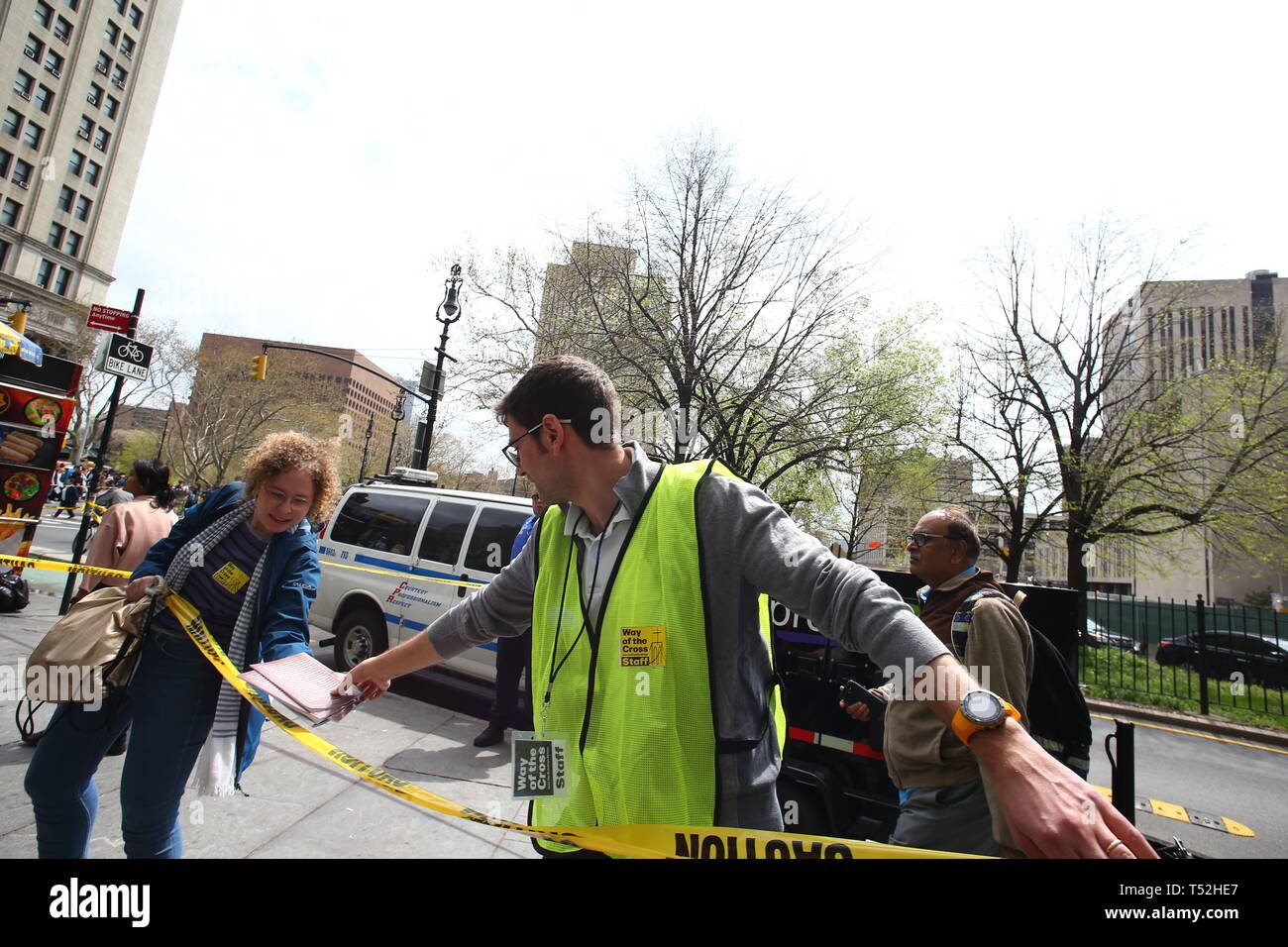 La XXIV edizione della Via Crucis processione dalla Cattedrale di San Giacomo nel centro di Brooklyn a Ground Zero di Lower Manhattan. Portando la processione è stato il Vescovo della Diocesi di Brooklyn & Queens Nicholas DiMarzio. Per tradizione la processione si arresta in corrispondenza del ponte di Brooklyn Bridge della torre di Manhattan, City Hall & Ground Zero per le preghiere e gli inni e meditazione prima di terminare presso la chiesa di San Giacomo su Barclay & Chiesa strade di Manhattan. (Foto di Andy Katz/Pacific Stampa) Foto Stock