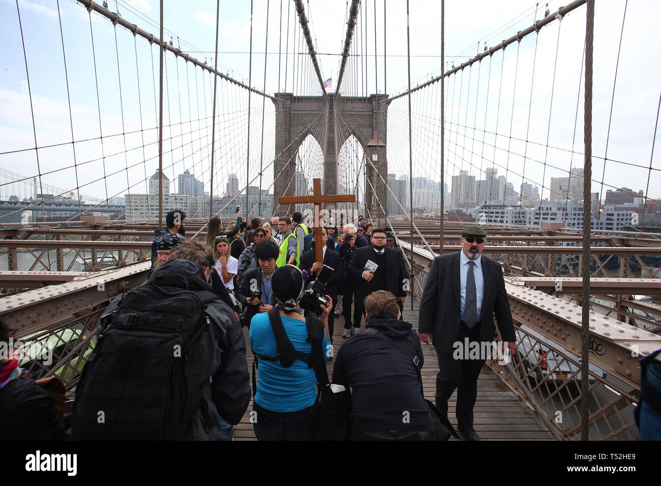 La XXIV edizione della Via Crucis processione dalla Cattedrale di San Giacomo nel centro di Brooklyn a Ground Zero di Lower Manhattan. Portando la processione è stato il Vescovo della Diocesi di Brooklyn & Queens Nicholas DiMarzio. Per tradizione la processione si arresta in corrispondenza del ponte di Brooklyn Bridge della torre di Manhattan, City Hall & Ground Zero per le preghiere e gli inni e meditazione prima di terminare presso la chiesa di San Giacomo su Barclay & Chiesa strade di Manhattan. (Foto di Andy Katz/Pacific Stampa) Foto Stock