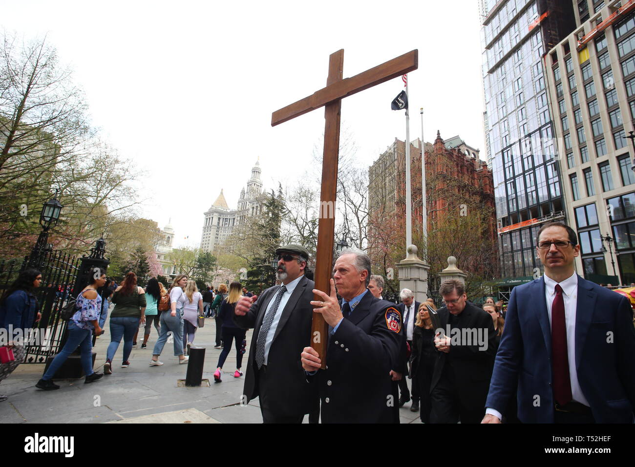 La XXIV edizione della Via Crucis processione dalla Cattedrale di San Giacomo nel centro di Brooklyn a Ground Zero di Lower Manhattan. Portando la processione è stato il Vescovo della Diocesi di Brooklyn & Queens Nicholas DiMarzio. Per tradizione la processione si arresta in corrispondenza del ponte di Brooklyn Bridge della torre di Manhattan, City Hall & Ground Zero per le preghiere e gli inni e meditazione prima di terminare presso la chiesa di San Giacomo su Barclay & Chiesa strade di Manhattan. (Foto di Andy Katz/Pacific Stampa) Foto Stock
