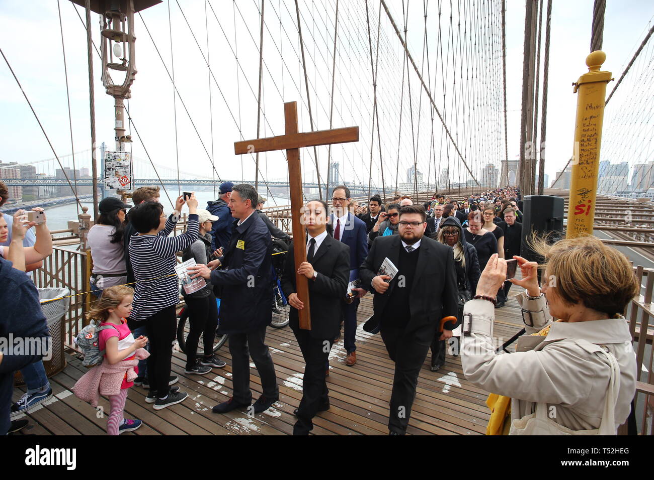 La XXIV edizione della Via Crucis processione dalla Cattedrale di San Giacomo nel centro di Brooklyn a Ground Zero di Lower Manhattan. Portando la processione è stato il Vescovo della Diocesi di Brooklyn & Queens Nicholas DiMarzio. Per tradizione la processione si arresta in corrispondenza del ponte di Brooklyn Bridge della torre di Manhattan, City Hall & Ground Zero per le preghiere e gli inni e meditazione prima di terminare presso la chiesa di San Giacomo su Barclay & Chiesa strade di Manhattan. (Foto di Andy Katz/Pacific Stampa) Foto Stock